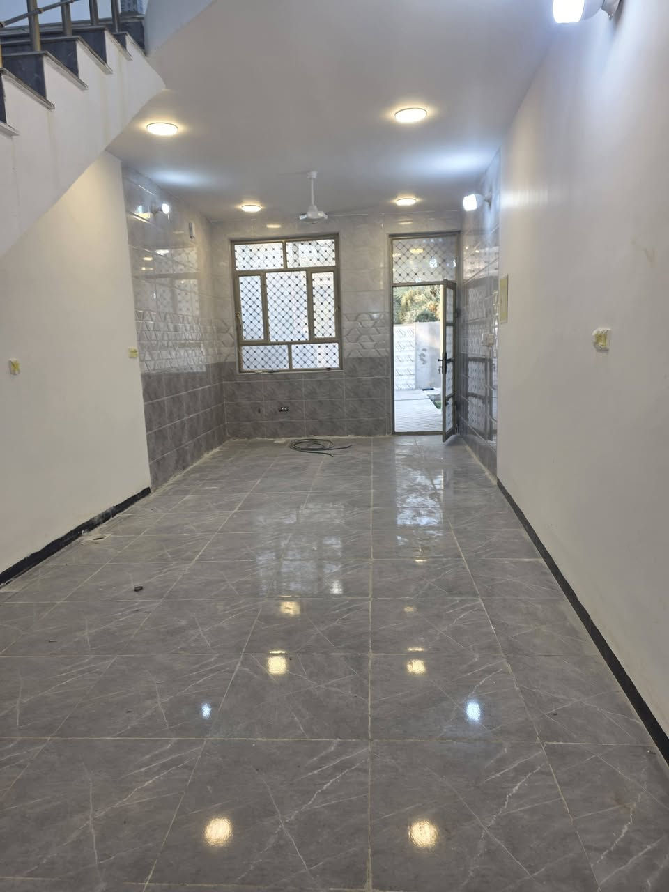 السلام عليكم ورحمة الله وبركاته 
متابعينا الكرام ٠٠٠‼️‼️
دار للبيع المساحه 240م🏠
الواجهة 10م 
النزال 24م🏢
يحتوي الدار على صالة ومطبخ وحولي وغرفتين منام🏞
 وبيتونة كبيرة تصلح مخزن 
وحديقة وصحيات خارجية وگراج
الموقع مميز جدا شاطئ التاجي ‼️
شارع جميل ويس رحمه الله  
للاستفسار الاتصال على الارقام الاتيه 
كورك واتساب  ***********
اسيا ***********مَكتب ديرتنا للعقار
