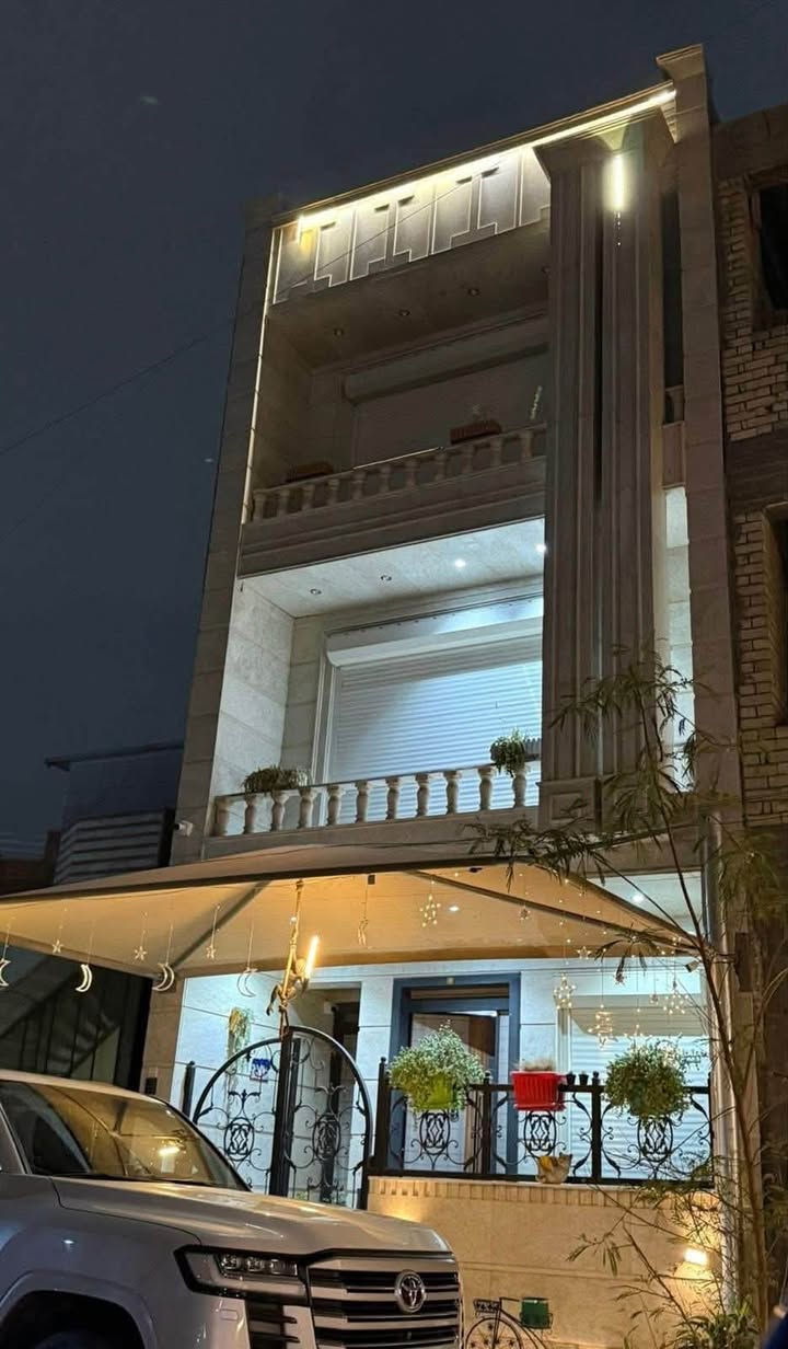 للبيع 716
80 متر بناء 2026 

زيرو مع الأثاث 

بناء درجه أولى 

وأثاث مودرن درجه أولى 

يحتوي على مدخلين 

مطبخ حار بارد واستقبل ضيوف 

صالة المعيشة لطابق الاولى 

غرفتين نوم مع صحيات 

ولطابق لثاني غرفة نوم مع صحيات 

وسطح بناء طابوق 🧱 

للاستفسار اكثر 

***********
