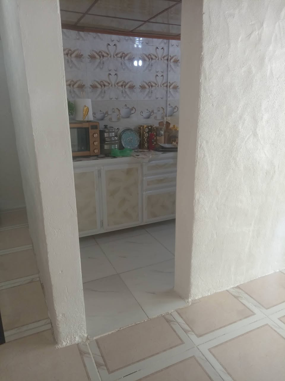 بيت للبيع في حي القاهرة 90 متر غربي.. مربع غرفتين وهول ومطبخ وصحيات..سايدين النهضه مقابيل المدرسه ابن القيم الجوزيه.. البيت صاير دوسه.. السعر 45 مليون.. ملك طابو..***********
