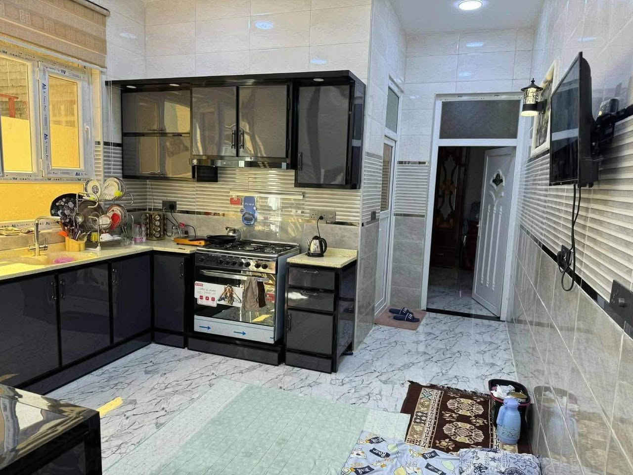 سلام عليكم
بيت طابو زراعي 
١١٠ متر
قاطين
يحتوي علا غرفه وستقبال
وغرفه فوك 
صيحين
منور 
حمام خارجي وحمام داخلي
سند ٢٥ تتكاتب ويا ابل سند نفسه
موقع البيت 
البحيره 
تريده مؤثث أو غير اثاث

السعر ٨٥ غير مؤثث ٩٠ مؤثث
اشرف بيكمً
***********
متواجد عل خط وألوات ساب
