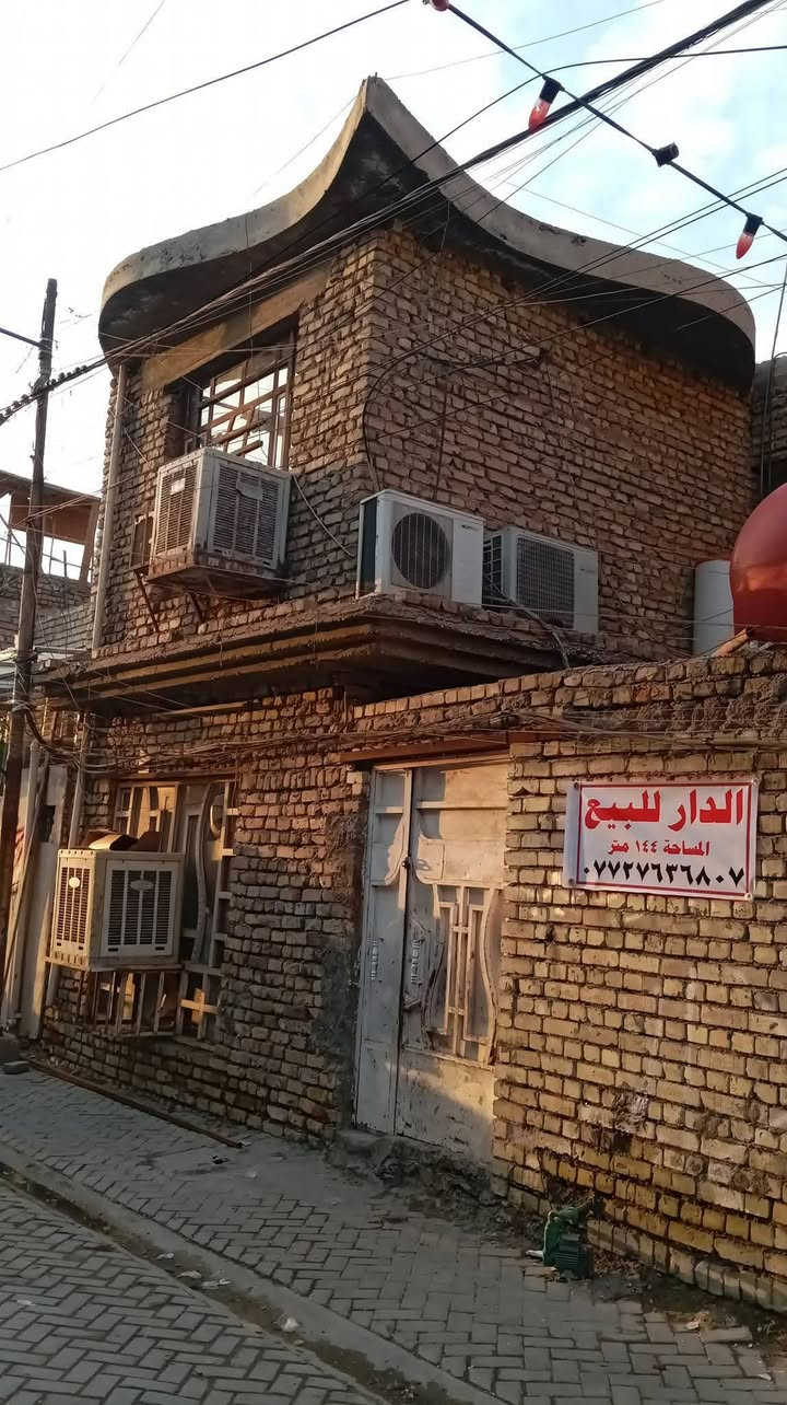 السلام عليكم بيت للبيع قطاع 15 قرب شارع الفلاح 144 متر طابقين الطابق الاول 3 غرف نوم مع استقبال 6*5 مع مطبخ وحوش تواليت وحمام الطابق الثاني 3 غرف نوم مع صاله كبيره مع مطبخ البيت يصلح ان يكون نصفين الاتصال ***********

