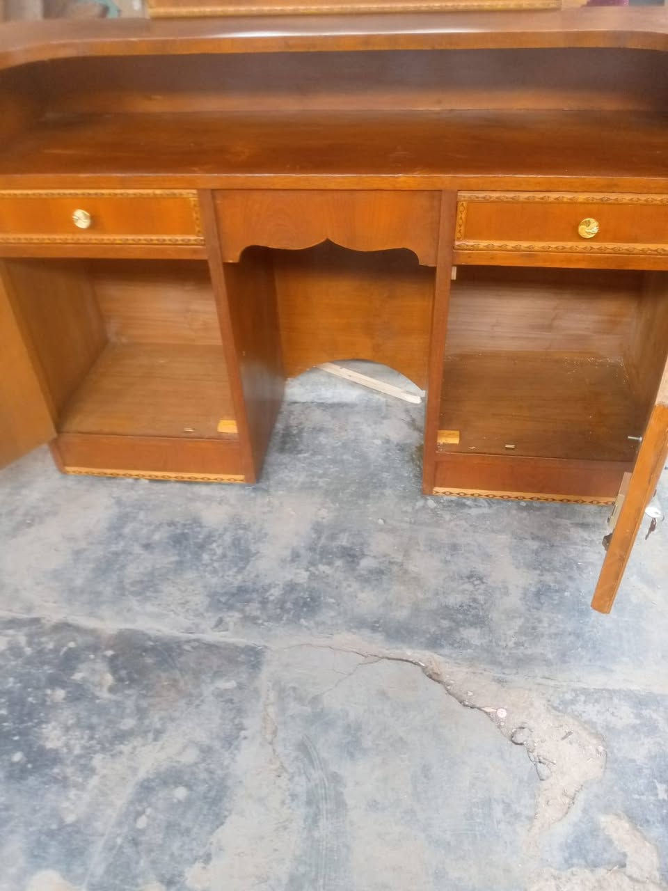 ميز مرايه • نضافه • توصيل