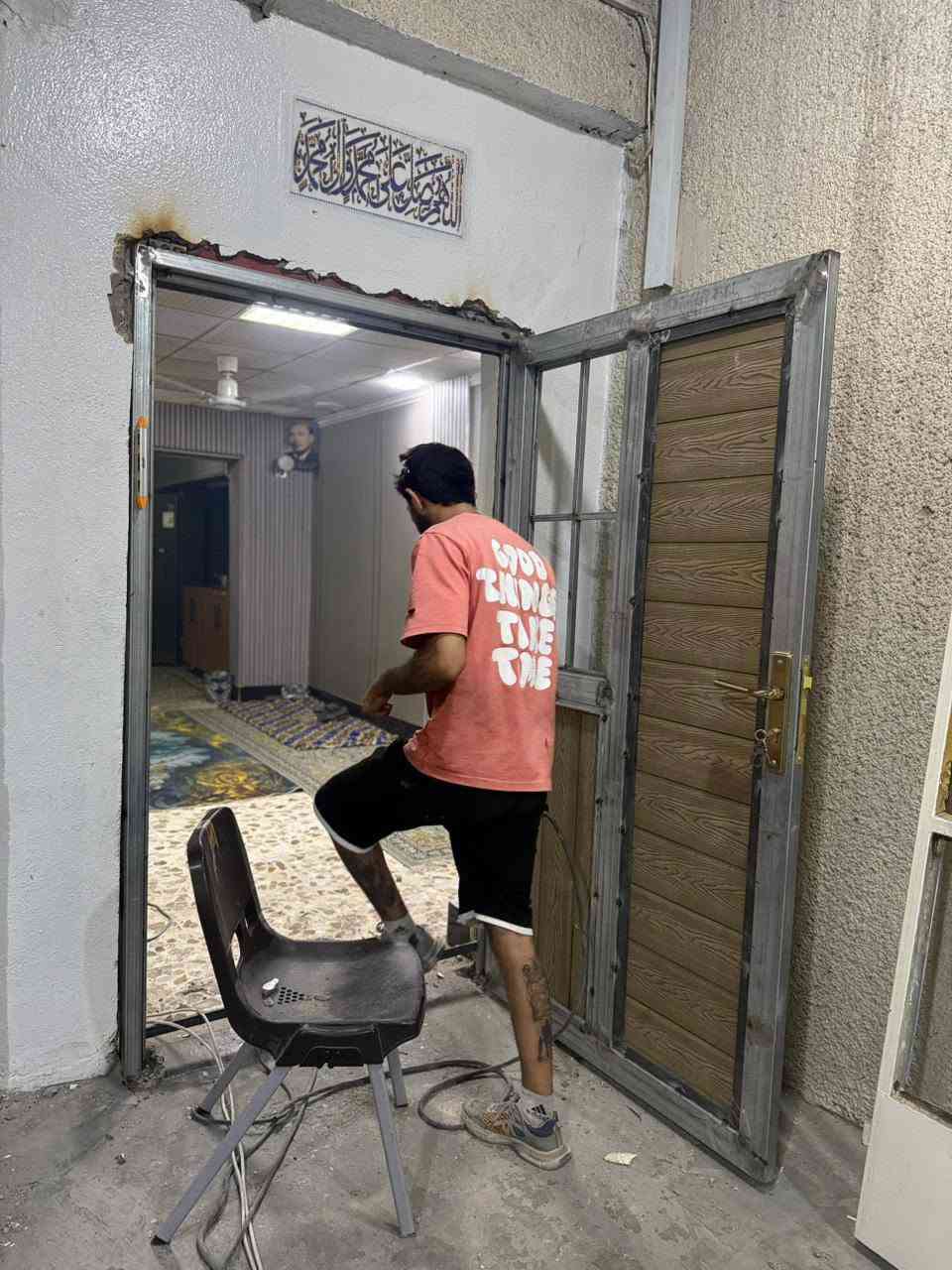 تم بعووون الله شغغل باب قاصه تصميم تركي 
اشتغل كله تفصال جديد حسب إلى تريده مكاني حي العامل
 رقم تواصل ***********

نص مكتوب في الصور:
- شغغل جديد
- باب قديم
