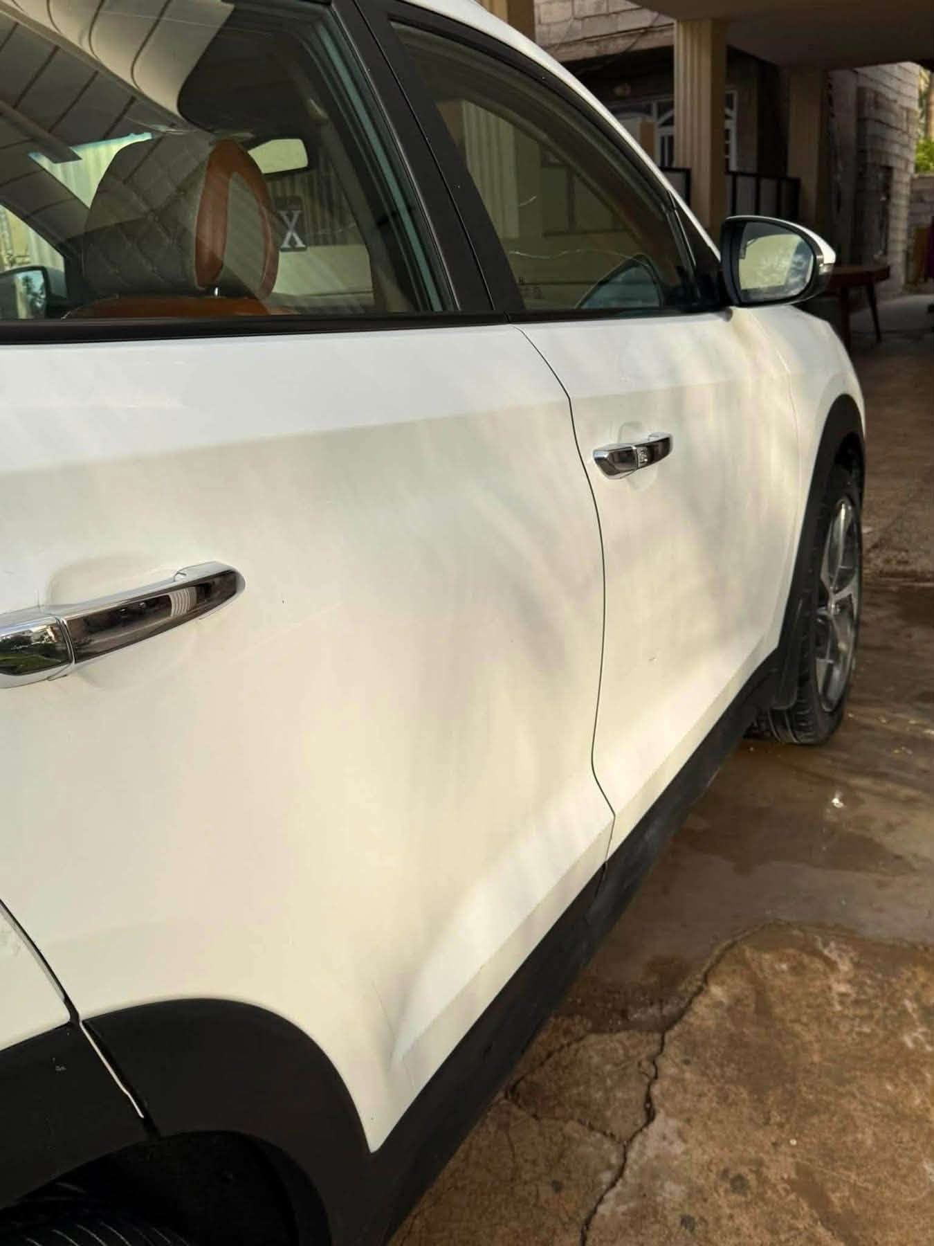 ✨ للبيع: هيونداي توسان 2018 ✨

🚗 المواصفات العامة:

 الموديل: 2018

 اللون: ابيضّ 

 المحرك: 2000 

 المسافة المقطوعة:150،000 كيلومتر 

 سعة المقاعد: 5 راكب

💎 الميزات والمواصفات الإضافية:

 تبريد قطعتين (ثلج ما شاء الله) ❄️

3 وضعيات قيادة مختلفة (Drive Modes) ⚙️

نظام تثبيت السرعة (Cruise Control) 🚀

 تحكم كامل من المقود (تحكم ستيرن) 🎛️

 نظام تحديد المسار والحفاظ عليه 🛣️

  إضاءة أمامية وخلفية عالية الكفاءة 💡

  والعديد من المواصفات المميزة الأخرى...

🔍 حالة السيارة والضرر:

 صبغ قليل تحت الرقم الخلفي وتحت باب البانزين فقط (مع سونار بتاريخ امس)

  خالية من أي ضرر في الدواخل وبدون خروج أي إيرباك (سليم 100%) 💯

 السيارة جاهزة بالكامل ومسرفسة بدون أي نقص، شغل وتوكل على الله 🏎️💨

💵 السعر: 155 ورقة 

📍 الموقع: بغداد

📞 للتواصل والاستفسار:***********

📞 للتواصل والاستفسار:***********

نص مكتوب في الصور:
- 6:43 م