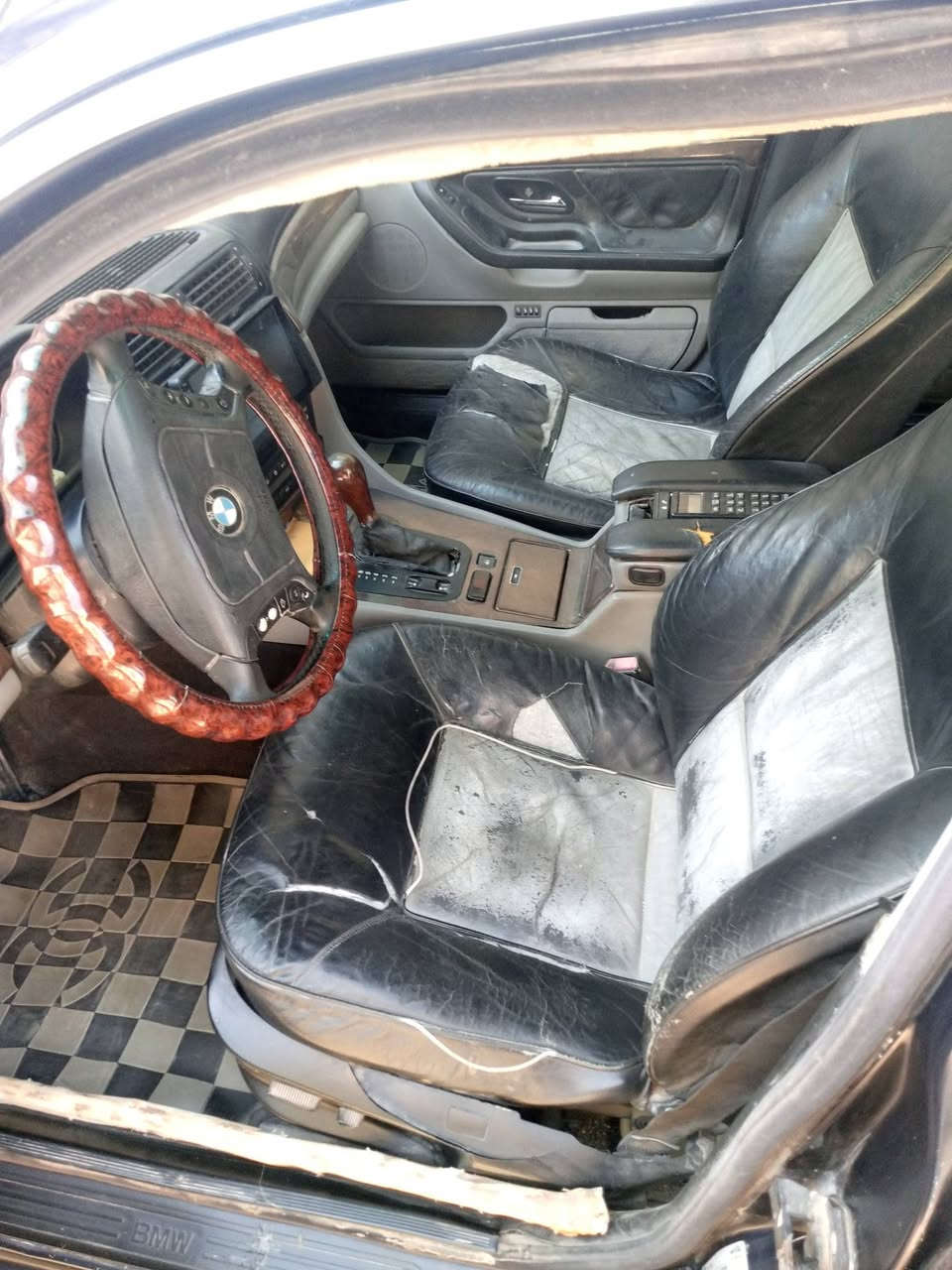 السلام عليكم BMW خفاش     موديل 94 محرك وكير 740 بلادي كير تمساح رقمه بغداد نكليزي بسمي شداله صدر امامي جديد باتري جديد فيت بم جديد تايرات امامي جديد يحتاجله بعض ترتيبات السعر ٤٣وبيهه مجال العنوان بغداد الغزاليه او الشعله رقم الهاتف ***********
