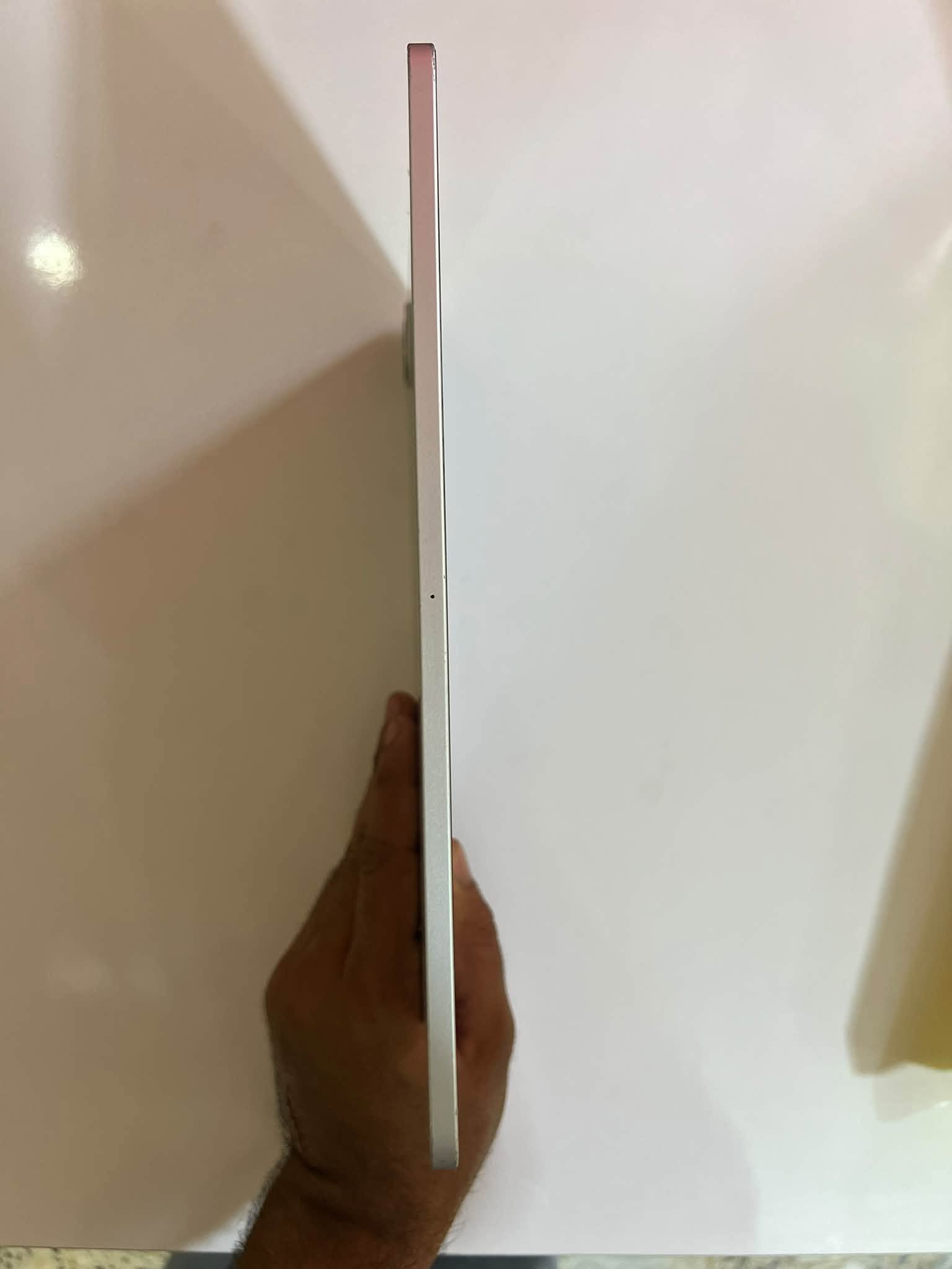 سلام عليكم عندي آيبادات m1 بطاريه 91 ذاكره 256 بدون ملحقات سعره 550قفل 
وعندي m2 بطاريته 80 ذاكرة 256 كامله ملحقات سعره 600 قفل بدون عموله 
بغداد ***********
