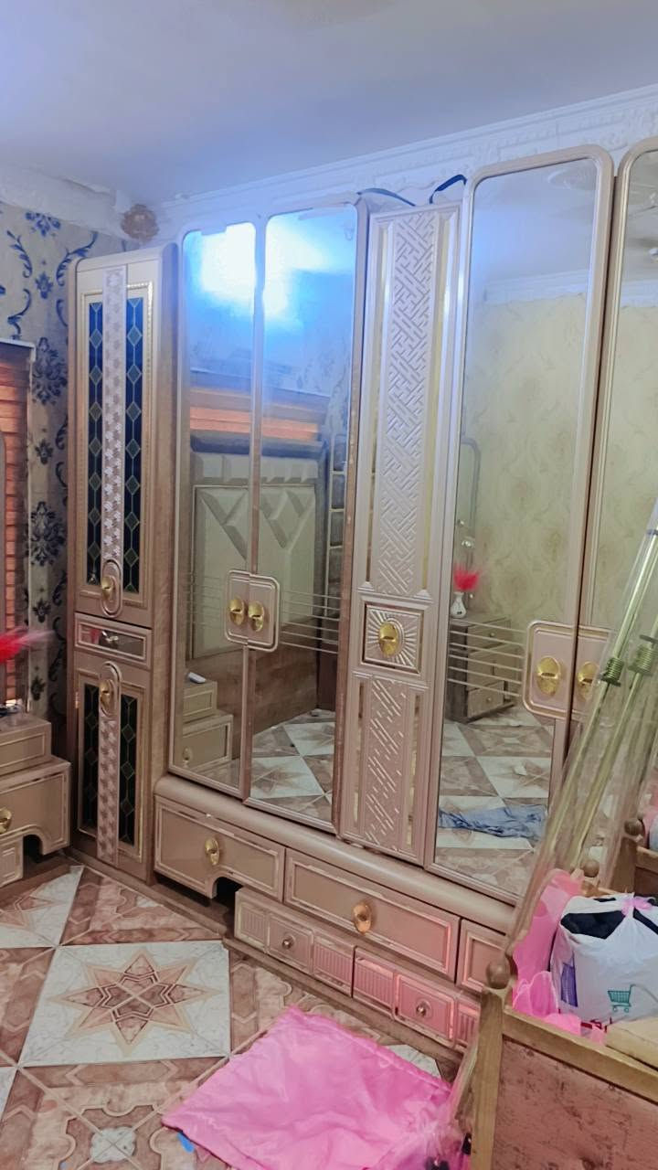 عندي غرفة نوم للبيع ب950وبيها مجال ***********
