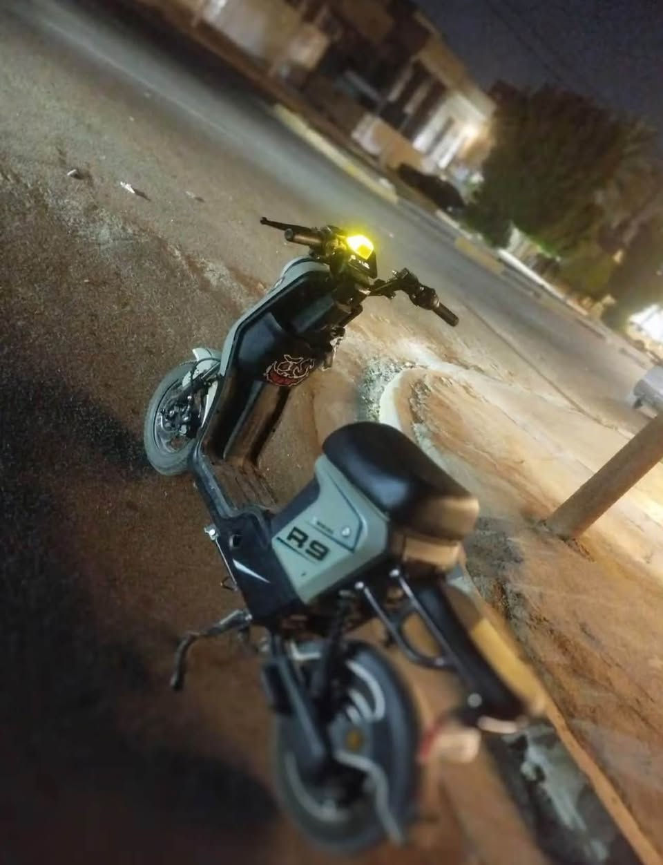 سلام عليكم عندي دراجه شحن R9دراجه'كلشي مابيه بس قبل 3يام'نكلبت'بيه وريد أبيعه دراجه بس ل كفر مكسور وشخوطه'شي بسيط و دكمه'مال هورن بس يرادله تبديل دراجه ملفه1200بطاريات'جديده مصطره'سرعته 65حقيقي'***********
