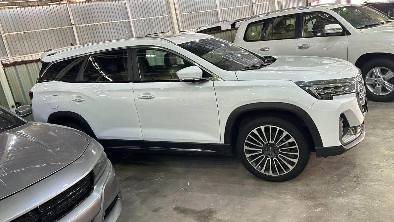 السلام. عليكم جيتور X90 Plus 2.0L Luxury
الموديل: 2024

المحرك: 4 أسطوانات 2.0L تيربو 254 حصان

ناقل الحركة: اوتوماتيكي من 7 سرعات

استهلاك الوقود: 8.1 لتر لكل 100 كم

سياره كتاب شهداء. 

المواصفات

*7 راكب

* إطارات قياس 20 إنچ

* فتحة سقف بانوراما

* 6 وسائد هوائية

* كاميرات محيطية 540 درجة

* شاشة التحكم بقياس 12.35إنچ

* شاشة القيادة بقياس 10.1 إنچ

* شاشة بقياس 9.7 إنچ للتحكم بالمكيف

* نظام كار بيت لعرض شاشة الهاتف المحمول

* بلوتوث / هاتف السيارة

* نظام صوتي متطور 8 سماعات من Sony

* شاحن هاتف لاسلكي سريع

* رادار تفاعلي

* تحذير مغادرة المسار

* نظام القيادة شبه الذاتية

* نقطة عمياء

* حساسات أمامية

* حساسات خلفية

* نظام تحذير الاصطدام الامامي والخلفي

* نظام الفرامل اليدوية الاوتوماتيكي Autohold

* وضعيات قيادة متعددة

* دخول ذكي (بصمة)

* صندوق كهربائي بخاصية الفتح باستشعار القدم

* مقصورة الركاب من الجلد الفاخر

* مقاعد السائق والراكب كهربائية

* مقاعد السائق والراكب مدفئة

* مقعد السائق مبرد

* مسند الذراع الوسطي مع ثلاجة

* إنارة محيطية

* إنارة ترحيبية

* عتبات الأبواب مضيئة

* مصابيح أمامية أوتوماتيكية زينون مع مصابيح نهارية LED

* نظام التحكم الذكي بالإنارة العالية

* المرايا الجانبية قابلة للطي كهربائياً

* مرايا بخاصية التعتيم الذاتي

* نظام مراقبة ضغط الاطارات

* فتحات مكيف هواء مستقل للصف الثاني والثالث

* وظيفة تنقية الهواء (فلتر N95)

* حساس للمطر

* زجاج أمامي عازل للصوت

* خاصية إغلاق الشبابيك وفتحة السقف عن بعد

ملاحظه السياره كتاب شهداء دخول جديد 

السياره كفاله عامه ما عده بارد فقط ب صندوق 

مكاني الناصريه حي المعلمين 

*********** وبيك خير وتدلل.  السعر 150 وبيه مجال مرقم وكامل ذي قار
