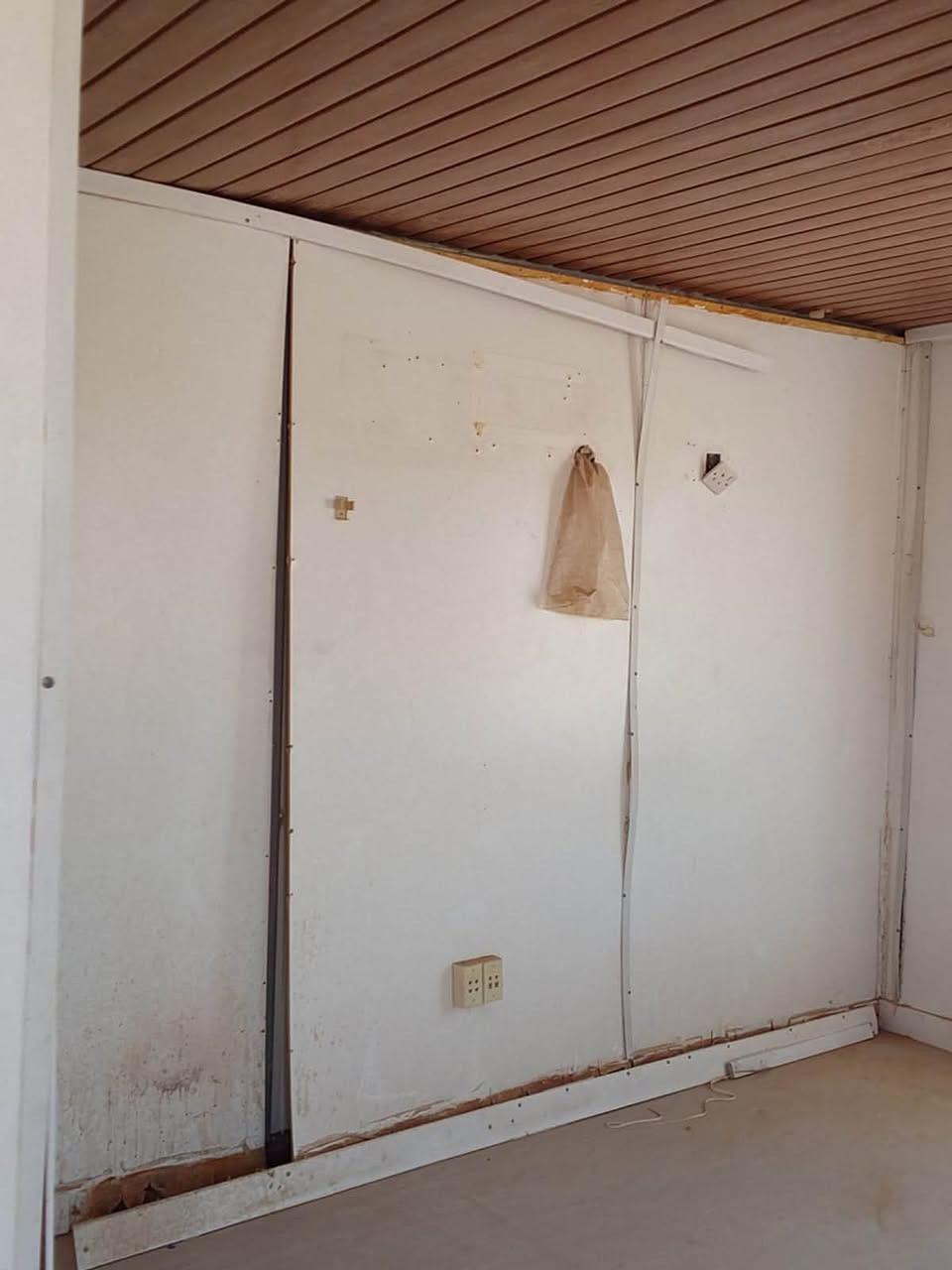 السلام عليكم ... 
كرفان 12x4 بي غرفتين كل غرفة سويت الغرفة 4x4 مع حمامات كاملة نظافه جيده جدآ يحتاج ترتيب من الداخل فقط مكانه محافظة كربلاء منطقة الشريعه 
للاستفسار : ***********
