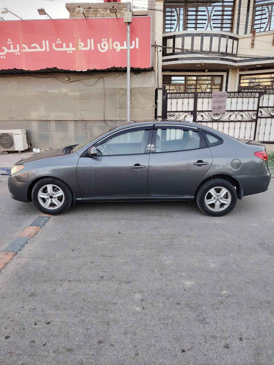سلام عليكم الانتر مديل 2007 سياره مصبوغه عام للجماليه محرك 2000 سياره جاهزه اي نقص ما بيها شاشه كامره السياره وارد امريكي تبريد تدفئه شغالات  حديده جديده قبل اسبوع مبدلها وسونار مرفق وياه الصور السعر83 مكاني بغداد الغزاليه رقم الهاتف ***********
