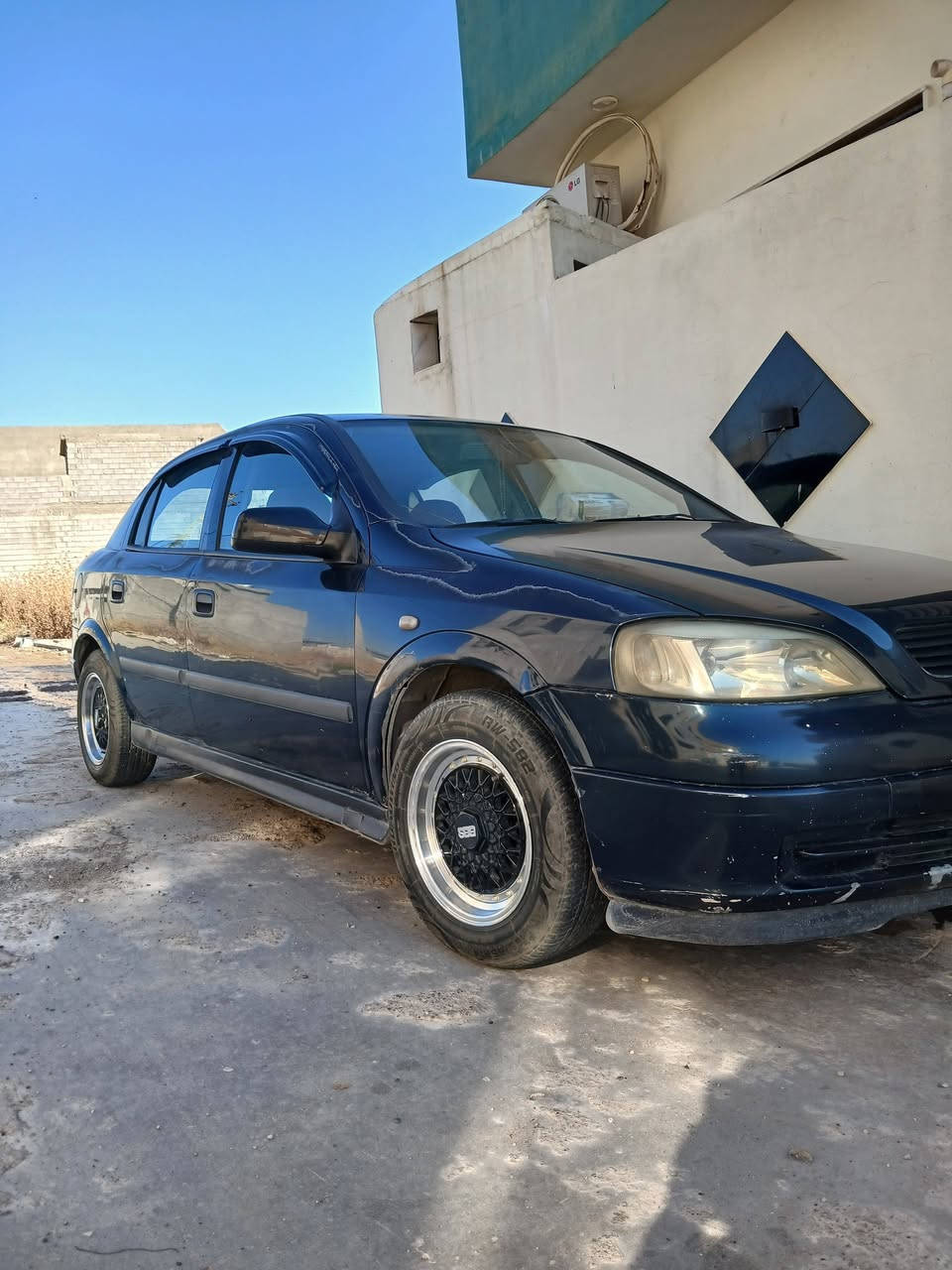 استرا موديل 2002 رقم نينوى بيها تقحيل وبيها رش السقف والبوند فقط بدون معجون مكينة كير مابيهم شي تخم تاير وسط ويل BBS وكالة السنوية لل 2027 السعر 50 للستفسار ***********
