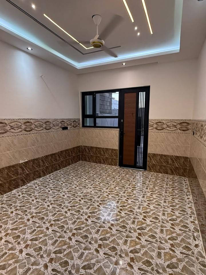 بيت للإيجار حديث غير مسكون 

📍 الموقع: حي الشيماء 
📐 المساحة: 100 م²
🏘️ عدد الطوابق: طابق ونص 

تفاصيل الدار:

🔸 الطابق الأرضي:
غرف نوم عدد 1. + هول + استقبال + مطبخ + صحيات داخلية + صحيات خارجية

🔸 الطابق الثاني:
غرف نوم عدد 1 + هول + صحيات 

للاستفسار ومعرفة التفاصيل، مراجعة مكتب أيسر الشيخ للعقار

📌 عنوان المكتب:
الموصل / حي الوحدة / مقابل جامع الودود وسانكو مول

📲 للتواصل:
▪️ايمن الشيخ : ***********
▪️ وسام الحمداني : ***********

بدل الإيجار 300 الف سعر نهائي
