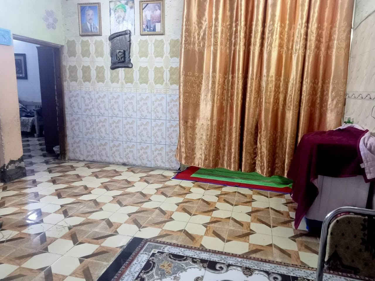مشتمل للبيع مساحه ١٥٠م طابقين يحتوي على ٦نوم استقبال ومطبخ وكراج ويحتوي على تشجير حديقه خارجيه تابعه للبيت خطين ماء اساله مع محل الاتصال على الرقم ***********او ***********واتساب
