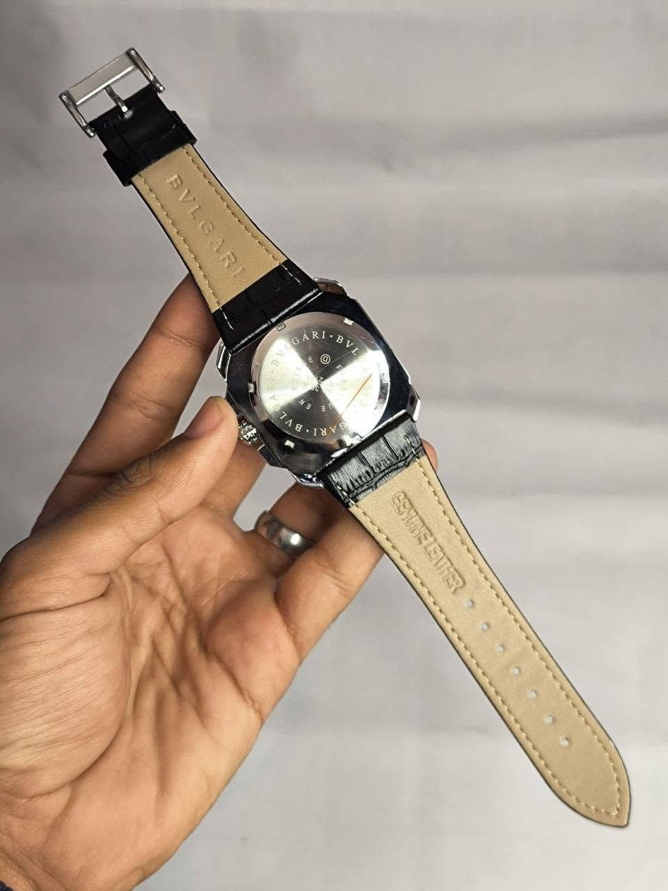 ساعة من ماركة بولغاري BVLGARI 

تحفة فنية 
مكينة كوارتز نظام ستوبوج (جميع السناتر شغاله) 
ميناء ب مميزه بتصميم 3D
زجاج زفير (مزرق) ضد الخدش مع طبقة مضادة للانعكاس  
مقاومة الماء والغبار
سير جلد طبيعي 

قطعة كلش قويه وحلوة 🔥

السعر : 35 الف ع اول 
للحجز والاستفسار يرجى مراسلة الصفحة
