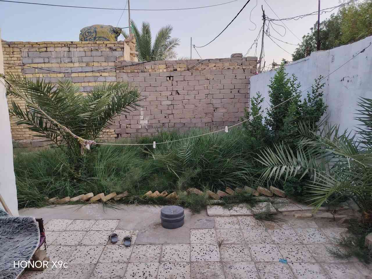 بيت للبيع مساحه 200 متر زراعي غرفتين نوم وصاله ومطبخ وصحيات خارجيه السعر 27 مليون وبي مجال بسيط 
العنوان حي ال طراد قرب قطاع 10

***********
