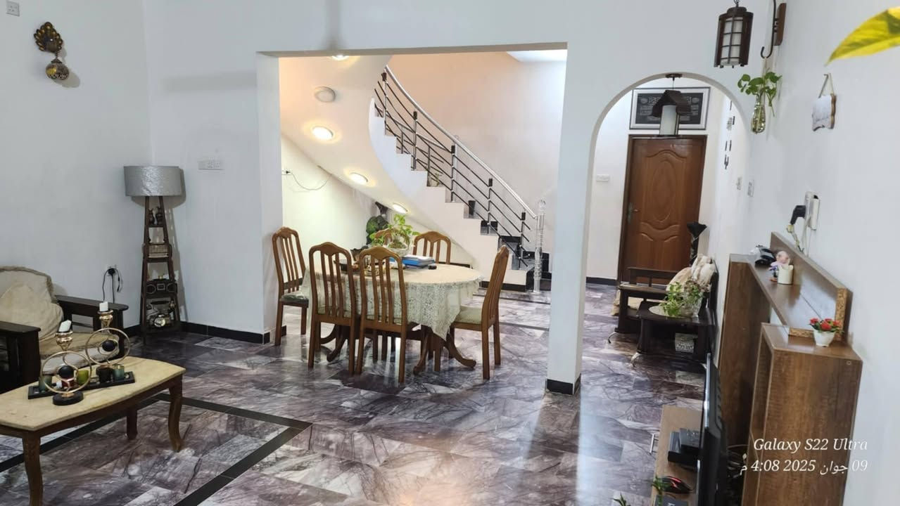 دار 134 متر للبيع واجهه 5.35متر نزال 25 موقع  يصلح تجاري اوسكني خدمي السريع ارضيه مرمر شبابيك pvc تاسيس كامرات وتأسيس سبالت باب قاصه رصيف واسع
الطابق الارضي استقبال وهول داخلي ومطبخ معزول وغرفة نوم وصحيات حديثه درجه اولى
الطابق الثاني غرفتين نوم واسعه جدا مع صحيات وحولي 
البيت نقص واجهه فقط حي الاعلام قرب باجه ابو طلال خدمي السريع
للتواصل *********** والماسنجر مفتوح

نص مكتوب في الصور:
- Galaxy S22 Ultra 09 جوان 2025 4:05 م
- Galaxy S22 Ultra 09 جوان 2025 4:08 م
- السوق المفتوح opensooq.com
- السوق المفتوح opensooq