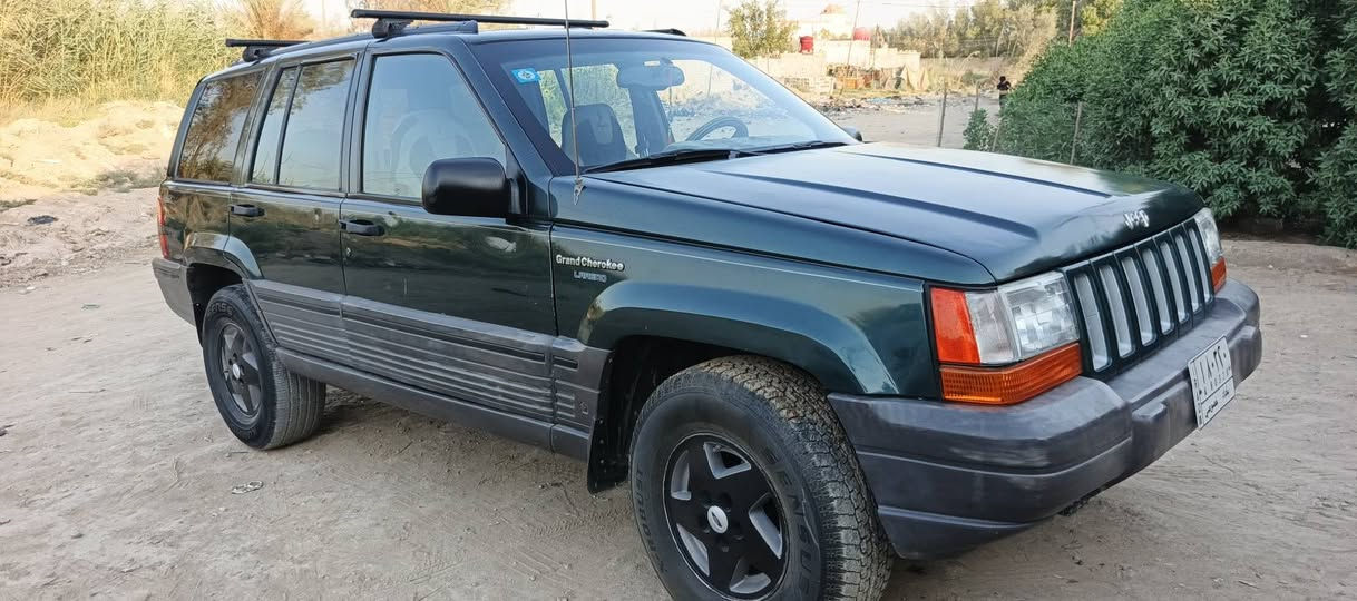 سلام عليكم  منرخصه مدير الكروب جيب شيروكي ٩٥ سياره ابلاديه وحلوه لاخياس ولاصبغ بس البنيد جارد ومصبوغ رقم بغداد امداور شرط سعر ٤٥ قفل هاتف ***********
