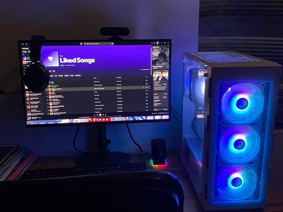 للبيع
الكيس

CPU: AMD 8400F TRY

GPU: rtx 3060 12gb vram

RAM: LEXAR 32GB (16X2) 6400MHZ RGB DDR5 WHITE CL32

Motherboard: B650M-B PRO MSI

Storage: M.2 1TB WD GREEN PCIE 4.0 5000MB/S

CPU Cooler: MNTOB MN-2000 FUSION ARGB AIR COOLER

Power Supply (PSU): PSU 750W 80+PLUS BRONZE SEGOTEP BN750

BLACK PCIE-5

Case: MNTOB MN-2090W ELITE GLASS WHITE 4FAN ARGB

الشاشة

Monitor: GIGABYTE G25F2 200HZ 1MS IPS SRGB 120% HDR10 HDMI 2.0

Ups

UPS FALCONE 3000VA 48V

• ويب كام و كيبورد هدية !!!!!

استخدام 10 اشهر

سبب البيع ، اريد اجيب لابتوب

مستعجل

السعر 1,300,000 (كيس فقط)

و اذا تشتريهن كلهن الك تخفيض 

واتساب : ***********

تلي : @salnium
