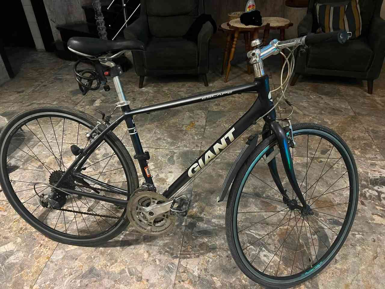 للبيع: بايسكل c700 حجم 27 رياضية/هجينة
 من الماركة العالمية الامريكية GIANT Escape 🚴‍♂️🔥
المواصفات:
 الماركة والنوع: Giant Escape (أصلية، معروفة بخفة الوزن، السرعة، والتحمل العالي).
 النظام الحركي: شيفترات وعتاد من نوع Shimano الأصلية لتبديل سرعات سلس ودقيق.
 الاستخدام: مثالية جداً للرياضة اليومية، التنقل السريع داخل المدينة، والمسافات الطويلة.
 المميزات المرفقة:
 قفل حماية حلزوني متين.
 ستاند (حامل) جانبي أساسي.
 كرسي مريح ومقود مصمم لراحة اليدين.
 الحالة: نظيفة وبحالة ممتازة وجاهزة للاستخدام الفوري بدون أي نواقص.
📍 الموقع: [الغزالية الهياكل]
💰 السعر: [ا240]
📞 للتواصل: [***********]
