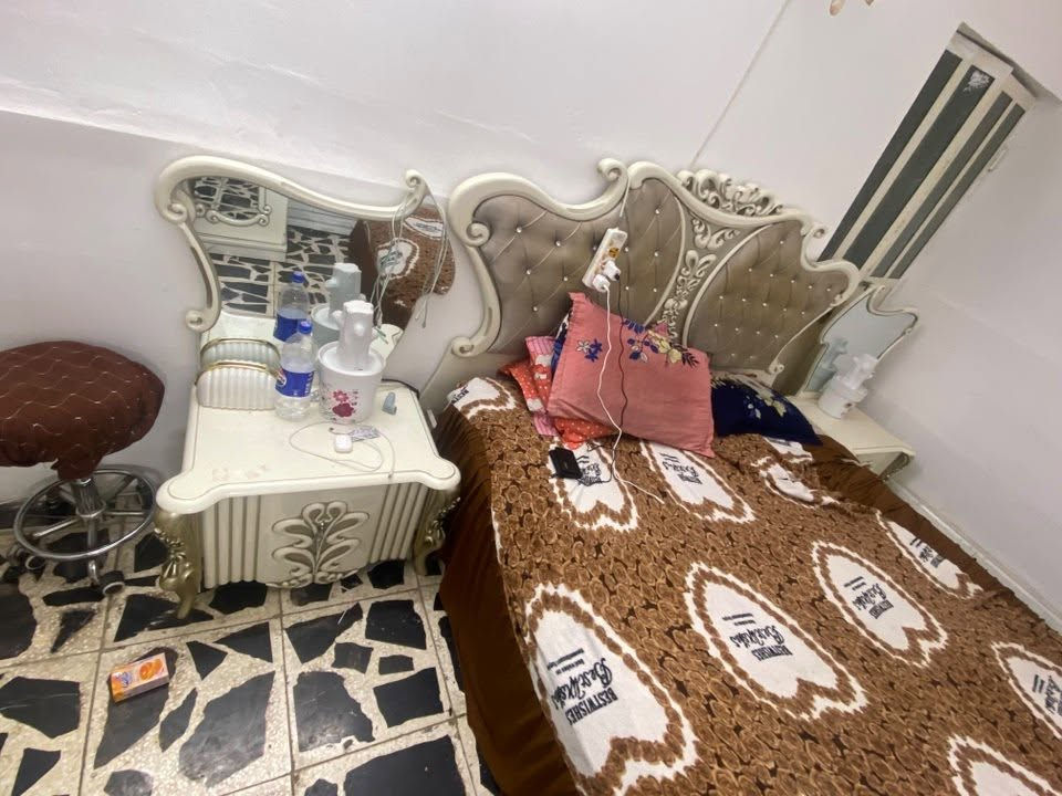 سلام عليكم غرفه نوم للبيع 200 الف مكاني بياع رقمي *********** بيها ضرر بلسجه
