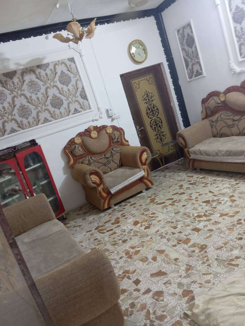 السلام عليكم ورحمه الله وبركاته 
بيت للبيع مساحه 500متر بناء 200متر ولباقي قطعة بصف البيت مزروعة نخيل بيت نضيف جدا محتويات البيت غرفتين وهول ومطبخ وستقبال ومجمع صحيات موقع البيت البكرلي الثانيه يم مخبز ليمونه سعر 85وبيه مجال الاستفسار اكثر ***********
