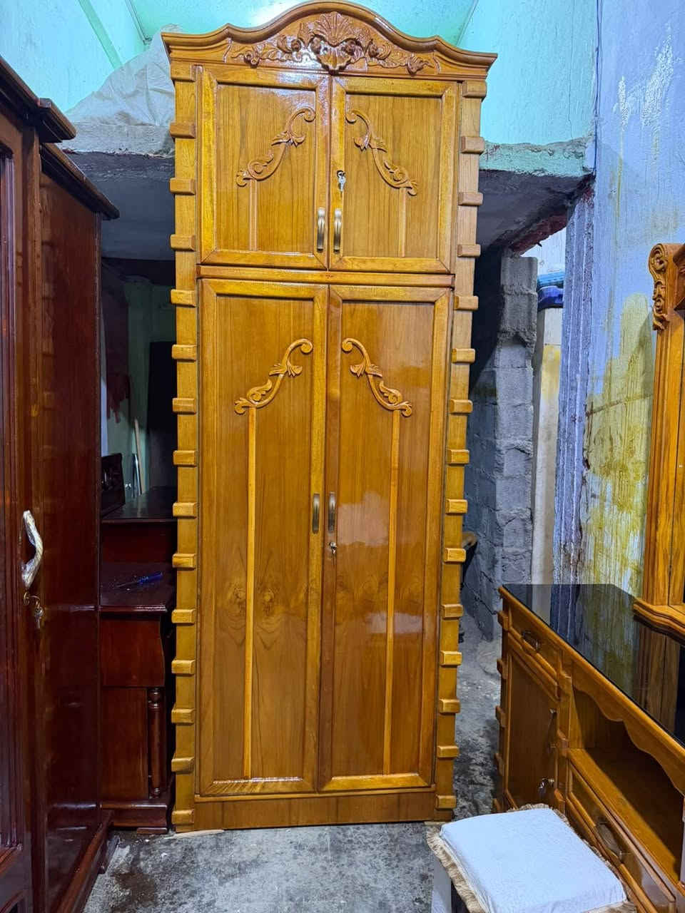 غرفة مستخدمة • ٦ أبواب • صاج طبيعي
