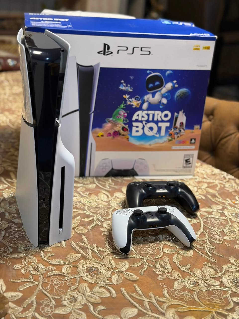بلايستيشن 5 (PS5) نظيف وبحالة الممتاز للبيع 🎮🔥
للي يدور جهاز جاهز ومكمل من كلشي:
 * الجهاز: بلايستيشن 5 (نسخة أقراص / Disc Edition) شغال 100% وبدون أي مشاكل.
 * الملحقات:
   * الكارتون الأصلي ماله موجود.
   * يدات تحكم 2 (وحدة بيضة ووحدة سودة).
   * الكابلات والأغراض الكاملة.
السعر: 850 ألف دينار عراقي 
***********

