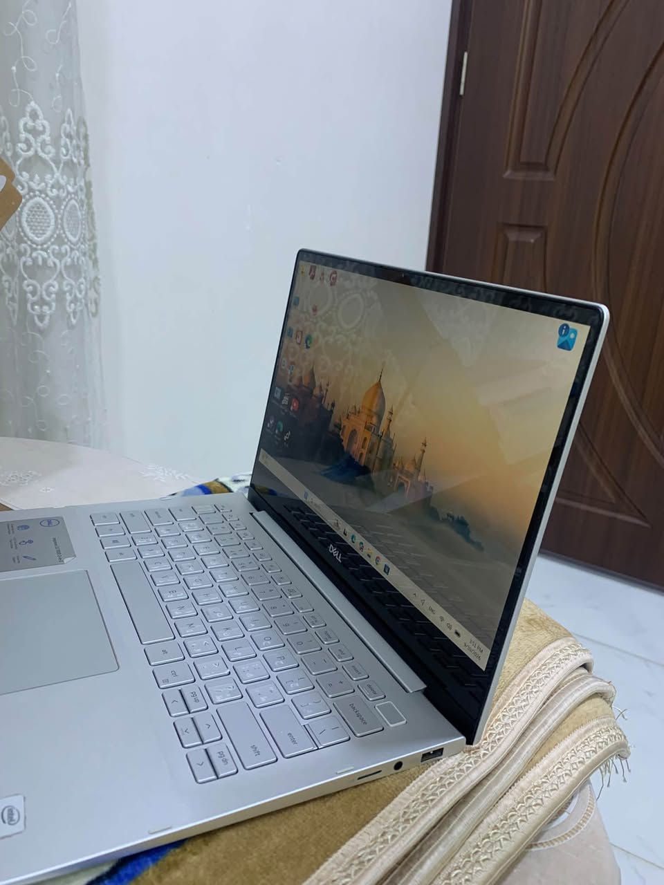 لابتوب وايباد بنفس الوقت DELL للبيع.
CORE I5 
جهاز كلش نضيف و مليان مواصفات شاشة لمس اللمس مالته خورافي وسريع وشاشه واضحه وصافيه و يدعم بصمة الاصبع و القلم والجهاز ينطوي ويصير ايباد  
سعره ٥٢٥ الف و بي مجال 
تواصل *********** واتساب .
