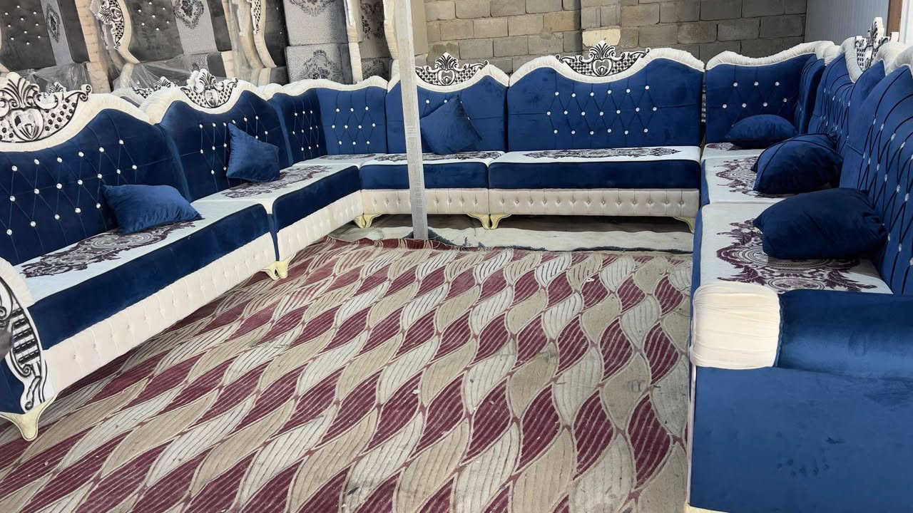 ديوان ملكي شغل درجه اولى الارتفاع ١٣٠سم أسفنج مميز طبي قماش تركي شاومو الظهر دبل سفنج الخشب بلاويد الصفاح جاو روسي حرف U   اثناعشر 12 متر من16الى 18مقعد معا 6 كوشات جديد مستعمل لمدة 10ايام سبب البيع ضيق المكان لكون الأستقبال عندي عرض 3متر للأستفسار أكثر الأتصال على رقم الهاتف *********** مكاني ميسان العماره عمارة, ميسان
