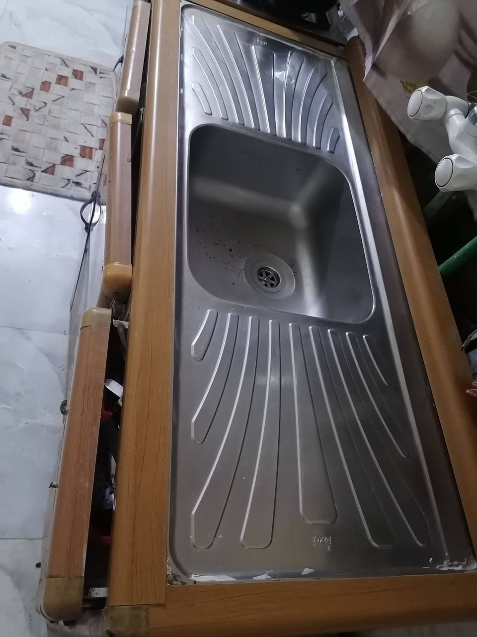 سنكي تسكام نضيف بس باب الوسط يرادلها يده ومكانها مكسور فقط المكان حله ابي غرق حي ابو اسد سعر 65 بيع مستعجل والله سعره بلاش ***********
