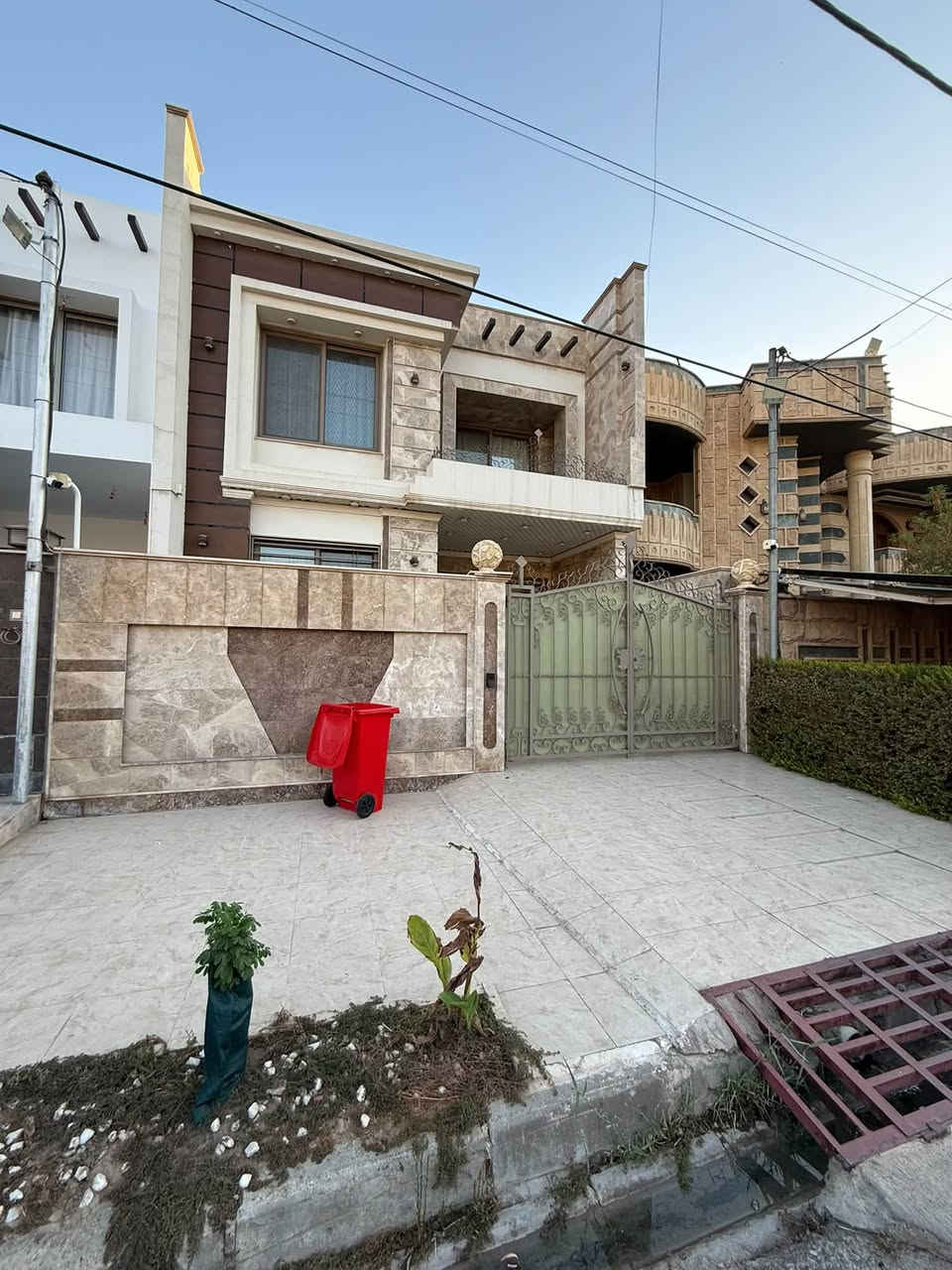السلام عليكم
دار للبيع :-

الموقع كركوك طريق بغداد خلف عمارة الجدوع حي الدولار 

بناء الدار زيرو 

المساحه ١٥٠ متر الواجهه ٧ ونصف 

الدار مطله على شارع عريض ٢٠ متر 

محتويات الدار متكون من مطبخ حار وبارد مفتوح على هول كبير واستقبال وغرفة نوم وصحيات 

الطابق الثاني ٣ غرف نوم مع هول وصحيات 

البناء ليس تجاري مبنيه على يد اسطوات من الدرجه الأولى 

السعر ٣٧٠ مليون 

لمزيد من المعلومات مراجعة مكتب عماد للعقارات 

للاستفسار اكثر الاتصال بالأرقام التاليه 

***********

***********

عنوان مكتبنا طريق بغداد مقابل مول سلام هولدينك
