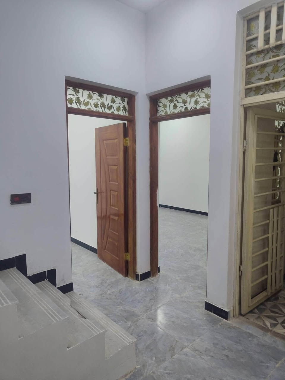 يـاالـله اللـــهم صلـي على مـحمـد والـ مـحمـد 

يـتوفر بيـت زراعي بـنـاء حـديث مـساحه 120 مـتر بـنـاء وللا غلـطه 🪐  

بـنـاء حـديث طـابوك صـب كـونكريـت مـسلح ربـاط صـب كـونكـريت 

الـبيـت يـتكون مـن غـرفتـين صـاله سـتقبــال صـــالـه مــناور صـحيات 

داخـل وخـارج الـبيت مـفتاح فقط اجـيب غـراضك وتكـعد تانكي ماطور 

انـاره كهـرباء مـولد كامل من كلشي البيت وسٰعره 57 وبي مجال الشراي  

خـدمات مـجاري ثـقيل خـفيف كـهرباء حـكوميه شـارع 10مـتر ركـــن 

انتـرنيت ضـوي مـستــوصف جــوه الـسوك ســعره بسبب الـضروف 

الـــمـــوقع الــنــاصـــــريـه سـديــناويــه قرب مضيف الامام الرضـاء 

_______________________________
عندك بيت للبيع او #للايجار دزلي تفاصيله وسعره ع الخاص بيع وإيجارات سريعه ان شاء الله والتسهيل من الله / تفضلوا خاص اوالاتصال على الرقم التالي 
__________***********___________
وسنكون في خدمتكم غايتنا رضاكم والمصداقية في العمل شعارنا
