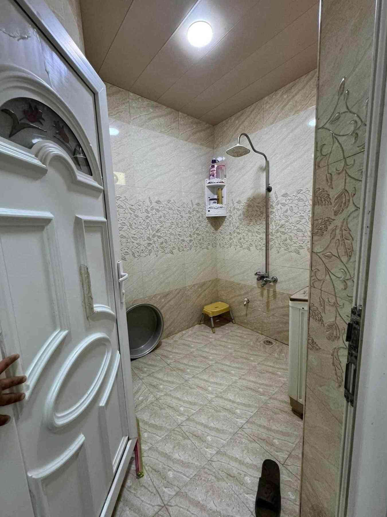 بيت طابو أسهم تحويل بأسم المشتري مساحه 200م
كاع الدبوس مجاور كوت محينه يبعد قليل عن سيطرة ام العباس على الجهه اليمنى قريب جدا للشارع العام 

يبعد عن المدارس 100م ومستشفى قيد الانشاء

السعر 105وبي مجال قليل 

بناء حديث قبل سنتين طابوق كونكريت مسلح رباطات 

يتكون من استقبال وصاله وغرفتين ومطبخ ومجمع صحيات داخليه عدد 2 ومجمع صحيات خارجي ومناور ثنين 

الطابق الثاني يحتوي على صاله 

واتساب *********** علاء بدر

نص مكتوب في الصور:
- علاء بدر للعقار ***********