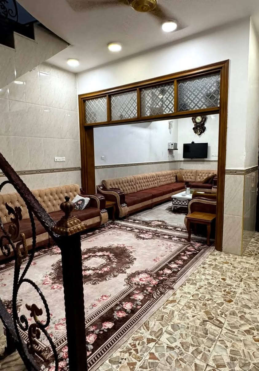 دار (( للبيع )) النجف الأشرف
(( حي ميسان )) 
         (( طابو صرف )) 
--------------------------------------------------------------------------
المساحة  ((   100 متر   )) 
السعر ((150 مليون  وبي مجال  ))
قطاع      ((      22        )) 
شارع 12 متر. تبليط 
--------------------------------------------------------------------------
يتكون من  : طابقين
          ((الطابق  الإول )) 
استقبال + صالة + مطبخ + غرفة + صحيات عدد (2)
          ((الطابق الثاني )) 
صالة + (2) غرف + صحيات 
--------------------------------------------------------------------------
           (( ملاحظة )) 
البناء صب كونكريت مسلح
و طابوق نهروان
بناء جناي  
--------------------------------------------------------------------------
للاستفسار الاتصال على الرقم 
التالي (( أو )) الاتصال على الواتساب
***********
موقع البيت
 الشارع المقابيل سوق المخضر 
 -------------------------------------------------------------------
