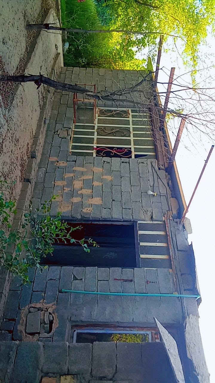 سلام عليكم بيت لايجار غرفه وصاله وصحيات مع قطعت 400 مشجره تصلح لسكن او لآخزن مسيجه وباب كبير كامله ماي رساله لسقي وماي حلو ابي بيه كهرباء مكانه حي بتول على سده تبعد عن شارع عام 400متر ايجارها مناسب رقمي ***********

