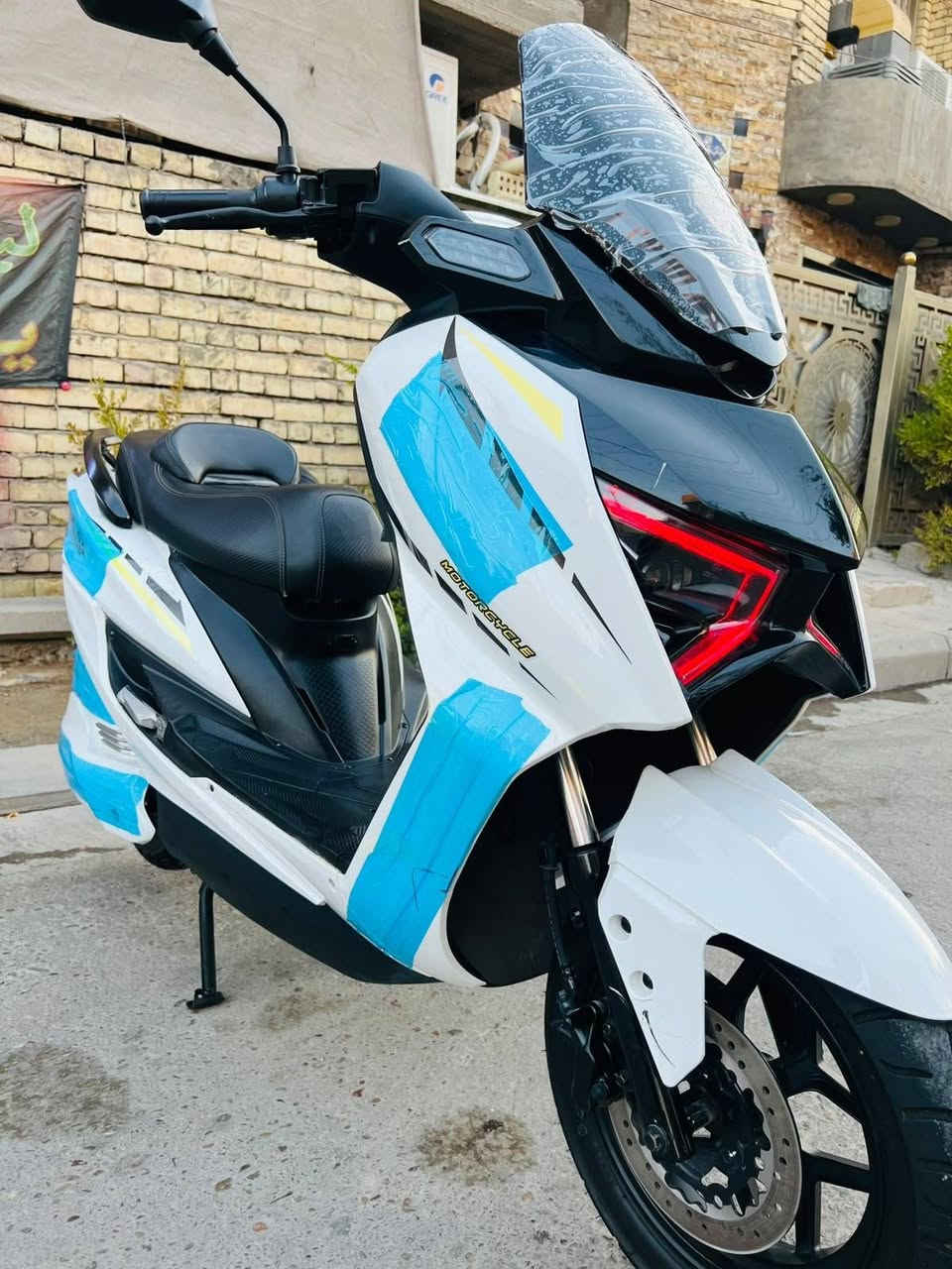 سلام عليكم ورحمه الله وبركاته
دراجه شحن T.MAX ..وكاله حسن وحسين GT شعار الاسد …ملف 3000 بطاريه ليثيوم 60 امبير ….عدد التحويلات 1.2.3.R ….ماشيه شي قليل جدا …سويجين +كارتين + بصمتين 
السعر مليون و250 وبيه مجال بسيط 
مكاني بغداد الزعفرانيه ***********
