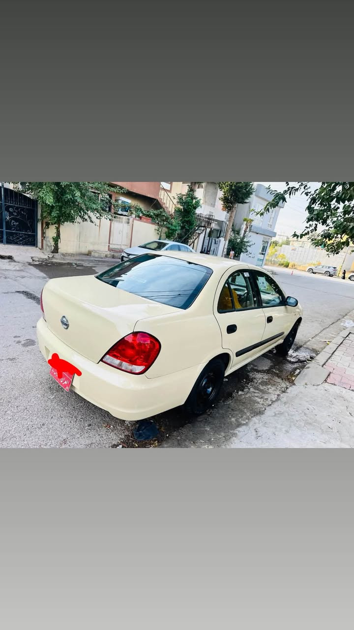 موديل ٢٠١٠ • أسود • مكينة وجير