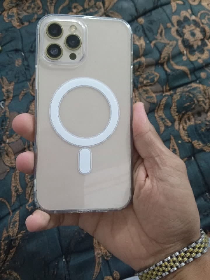 ايفون 12برو ماكس مبدل شاشة اصلية وبطارية اصلية اي خلل مابي ذاكرة 256 بطاريه 100سعرة 300وبي مجال بسيط ***********
