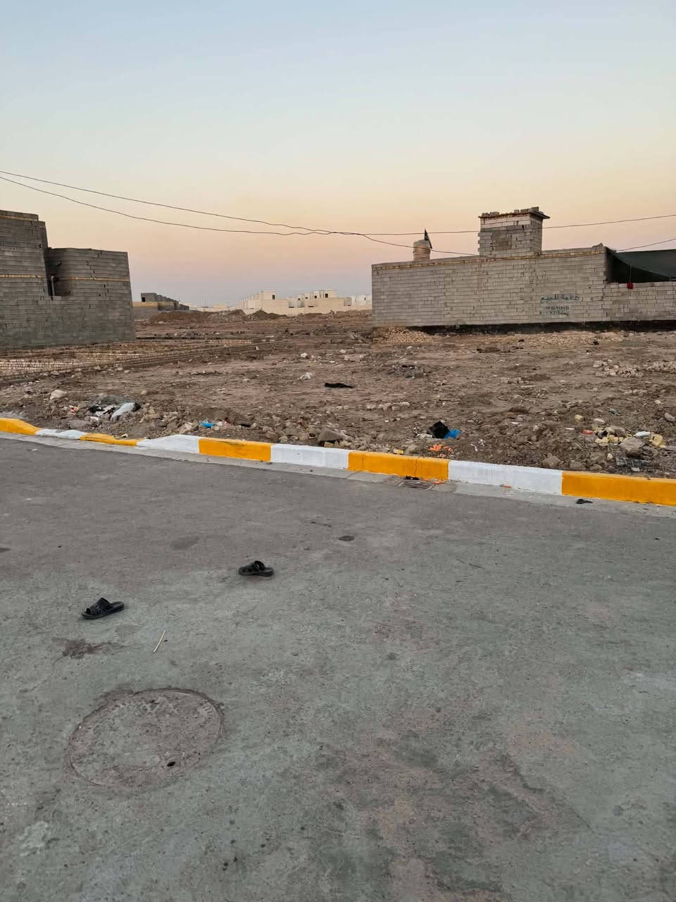 قطع للبيع 600 م  ابيع 200م عادي مستعجل ..ركن تبليط ماء مجاري منطقه اعباده جاهزه من كل الخدمات ***********
