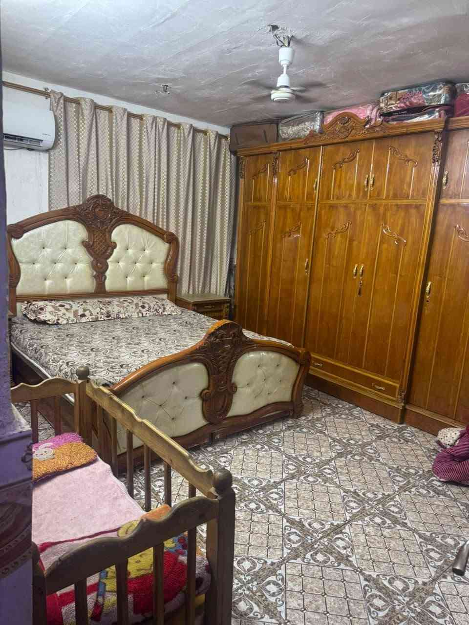 السلام عليكم دار للبيع مساحه 270متر يحتوي على 4 غرف نوم + صاله عدد 2 + حمامات عدد 3 + مطبخ عدد 2+ مناور عدد 2 + ستقبال + حديقه + كراج سياره مكان البيت منطقه لاصلاح قرب مولده نجاح السعر مناسب للاتصال ***********
