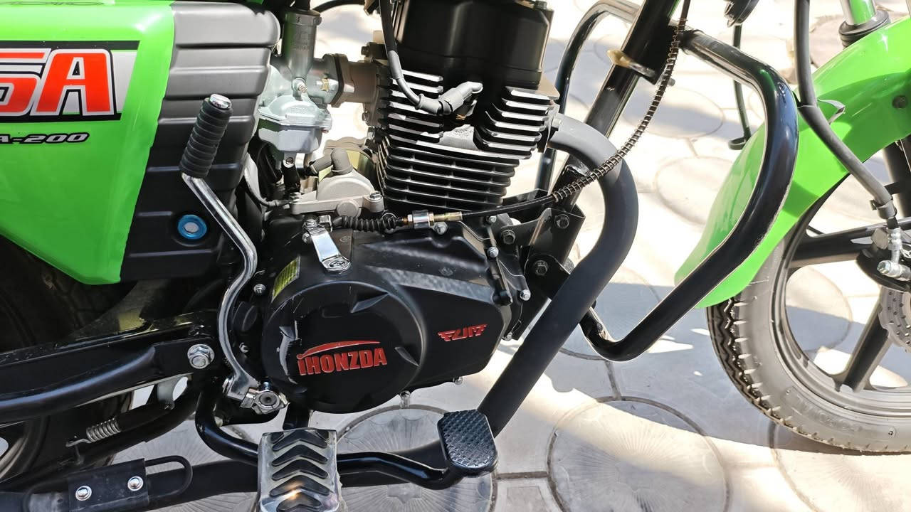 ماتوری هۆنزدا 
مەکینە 200cc
 ڕۆشتوە 10,000km
ماتوریکی زۆر پاکەو مالی دۆستە 
بۆ کرینی پەیوەندی بەم ڕەقەمەوە کەن ***********
