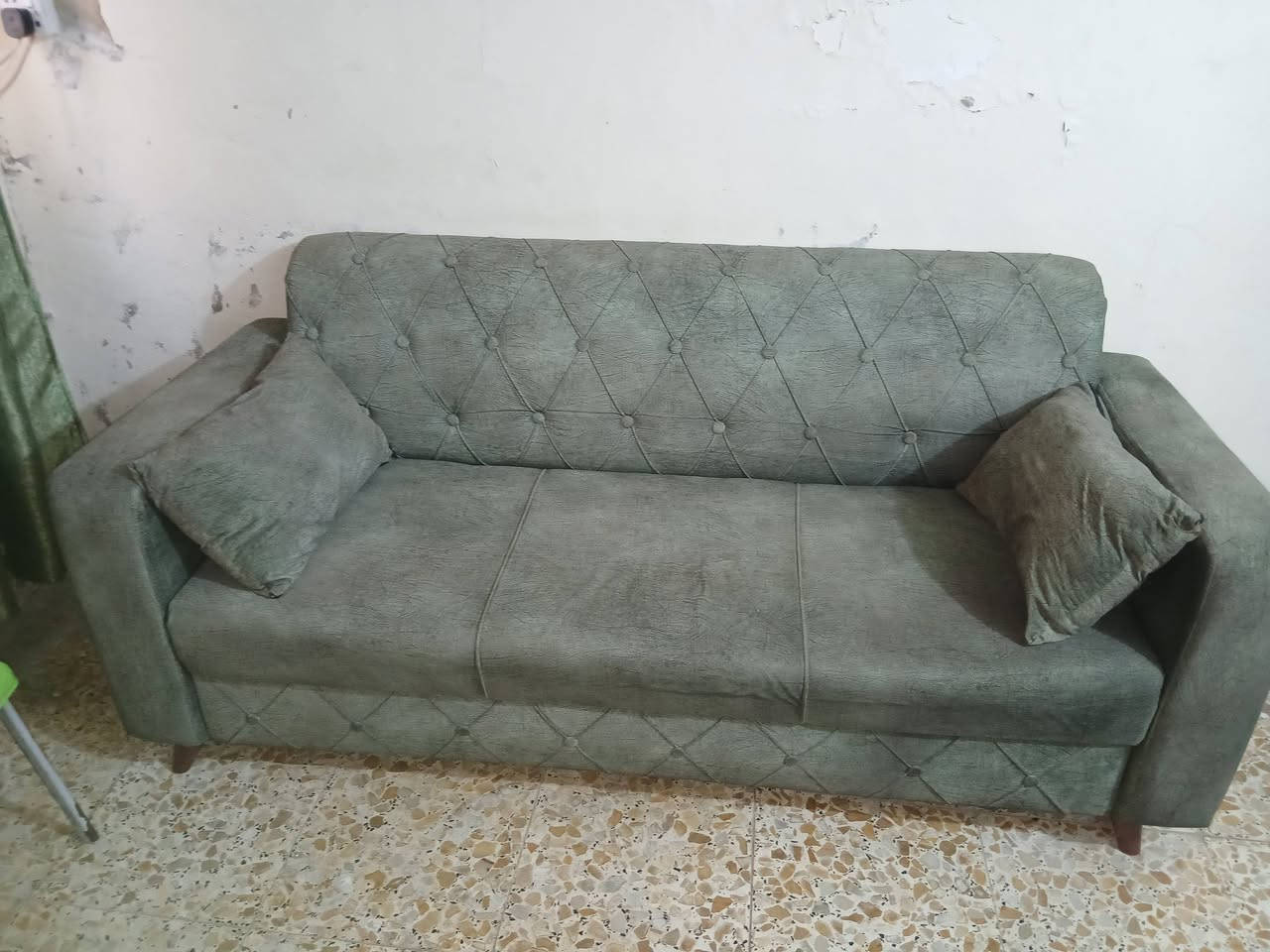 تخم قنفات نظيف جدآ ٧ مقاعد مكانه الطوبجي السعر ١٥٠ الف ***********
