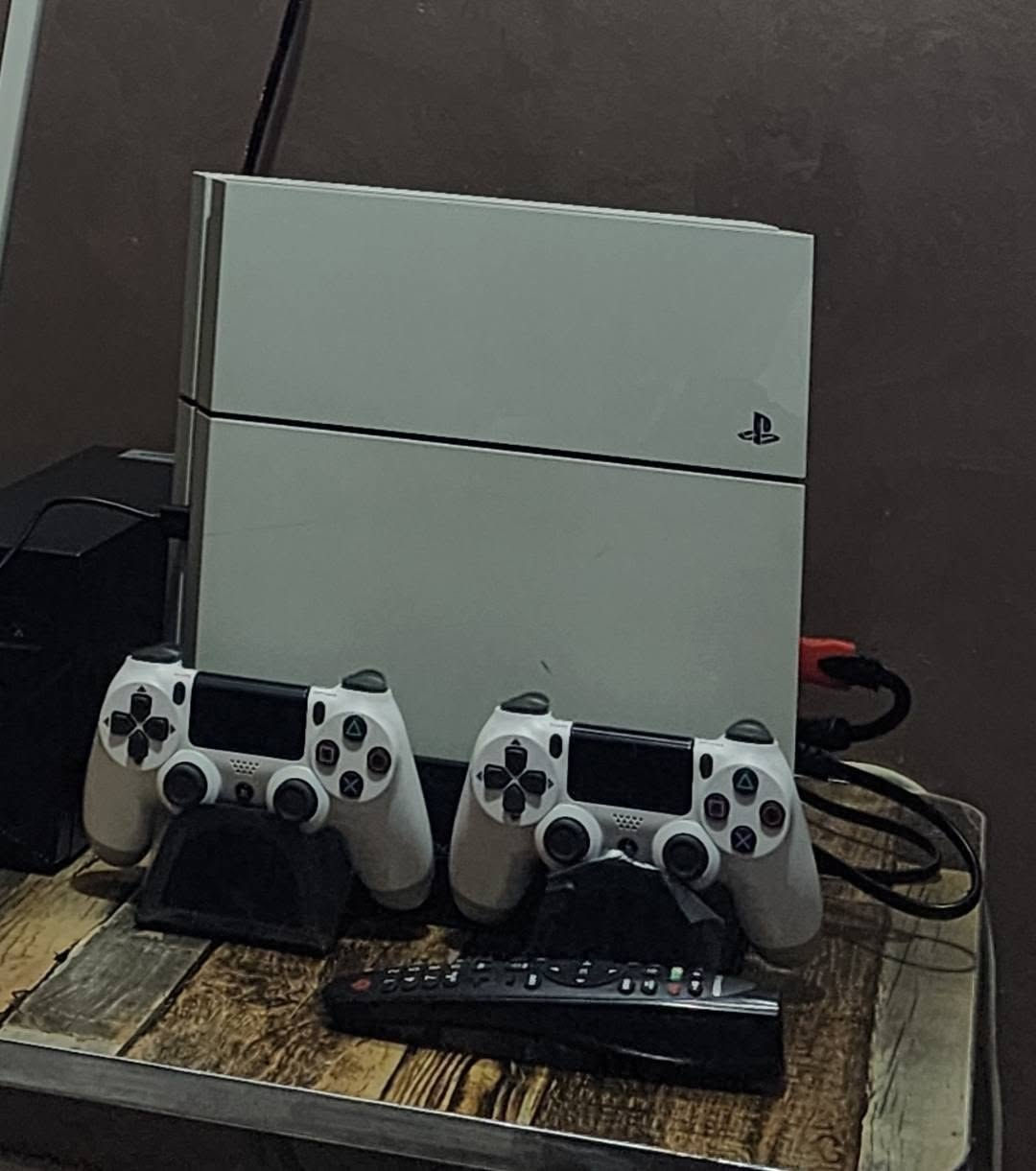 للبيع PS4 Fat أبيض – نظام 9.60 🔥
السلام عليكم، للبيع بلايستيشن 4 فات لون أبيض، نظيف جدًا وشغّال 100%، مهكر
🎮 مواصفات الجهاز:
PS4 Fat لون أبيض
مامفتوح 
نظام 9.60
ذاكرة داخلية 512GB
هارد خارجي 500GB
📦 الملحقات:
🎮 عدد 2 يدات وحده أصلية وحده تجارية
❄️ قاعدة تبريد للجهاز
🔋 UPS لحماية الجهاز من انقطاع الكهرباء
💽 هارد خارجي 500GB
📦 الكارتون والملحقات الأصلية
🎯 الألعاب المثبتة:
GTA V
EA SPORTS FC 26
eFootball PES 2025
Dragon Ball Z: Kakarot
Far Cry 6
Resident Evil Village
Red Dead Redemption 2
Horizon Forbidden West
وغيرها...
✅ الجهاز مفحوص وشغّال بدون أي مشاكل، جاهز للاستخدام.
📍 العنوان: بغداد – البنوك
📞 للاستفسار: ***********
السعر  400 الف
