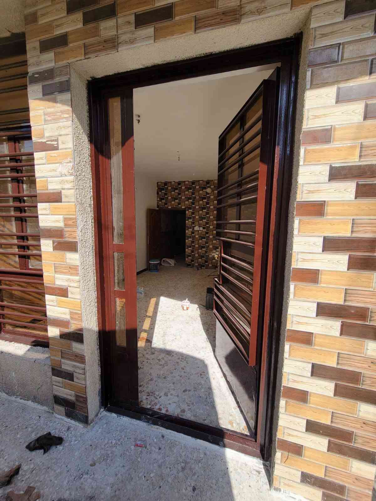 #دارللبيع 
المساحة ( 100م ) 
 بواجهة ( 5م ) والنزال ( 20م ) 
طابق ونص كلاسك (نضيف جداً)
يحتوي على
1_ مدخلين
2_ صالة 
3_ مطبخ 
4_ خدمات صحية عدد ( 1 ) 
5_ غرف نوم عدد ( 2 ) 
6_ الموقع #الغزالية شارع مدير الامن  بداية مربع المدارس للاستفسار الاتصال على الرقم 
( *********** )
* لمعرفة السعر علق تم ويصلك السعر على الخاص 
او زيارة المكتب في #الغزالية شارع البدالة مقابل الكوخ مكتب الهندسي للعقار
