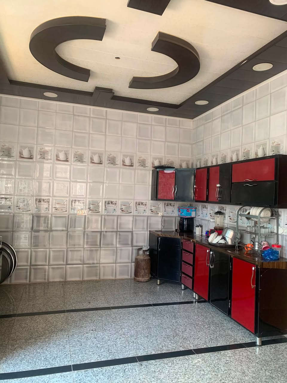 سلام عليكم بيت للبيع مساحه 975 واجهيه 19 ونص ونزل 50 البيت طابقين ، الطابق الاول غرفتين وصاله وستقبال ومطبخ حار ومطبخ بارد وحمامات داخليه وخارجيه طابق الثاني غرفتين وصاله بدون لبخ موقع البيت ع طريق الطبر منطقه الدسميه ع الشارع العام قرب ملاعب الصداقه متوفر كافة الخدمات للاستفسار ***********
***********

