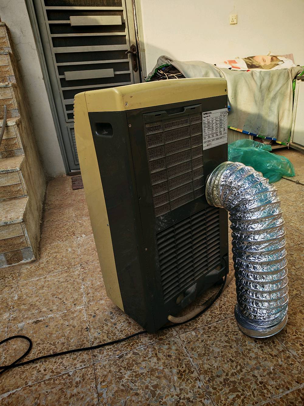 سبلت ام 1 طن للبيع
شرط شغال سعره 140 الف وبيها مجال
تواصل عل خاص عنوان موصل
