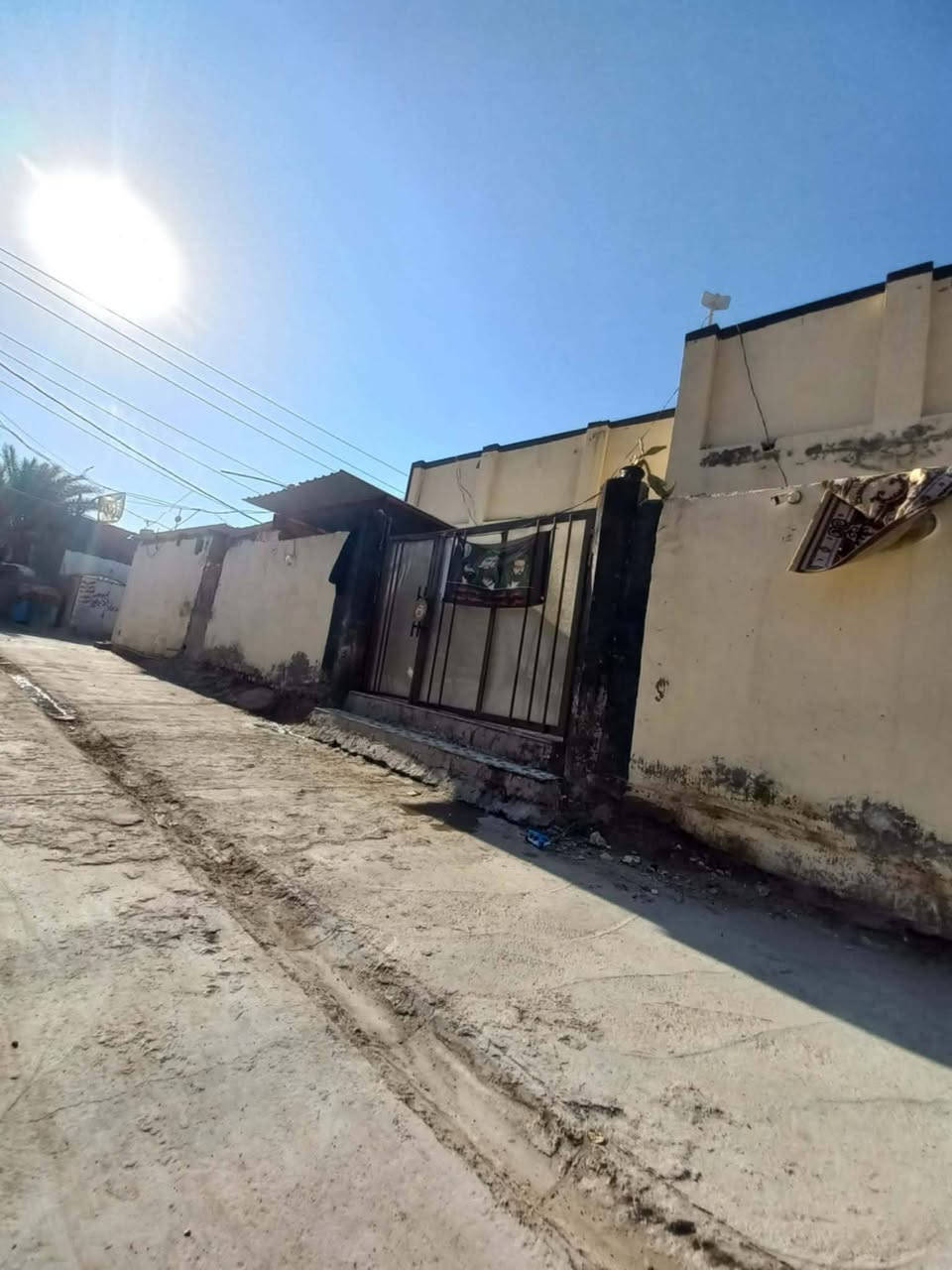 بيت للبيع المساحه 300متر طابقين مع 4 محلات على الشارع العام بيت درجه اولى موقع البيت حي الزهراء على شارع الشريفات السعر 45 وبيه مجال للشراي يدلل مراجعة دلالية ابو ياسر ***********
