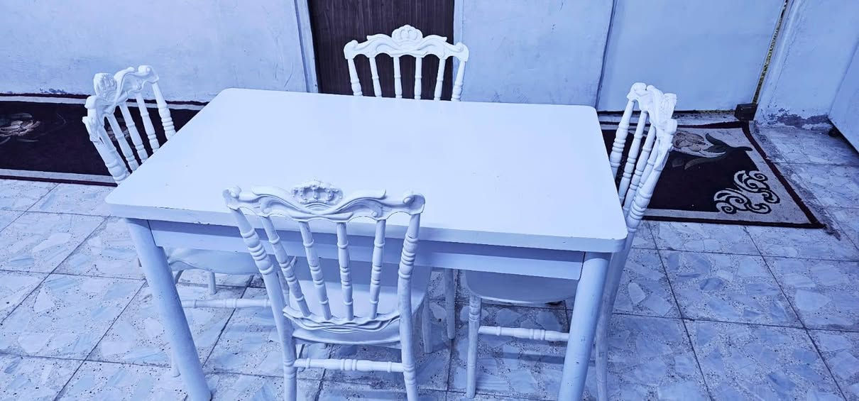 ميز وربع كراسي عنوان كوفه قرب مسجد الكوفه سعر ١١٠ وبيهن مجال خاص موجود هذا رقمي ***********
