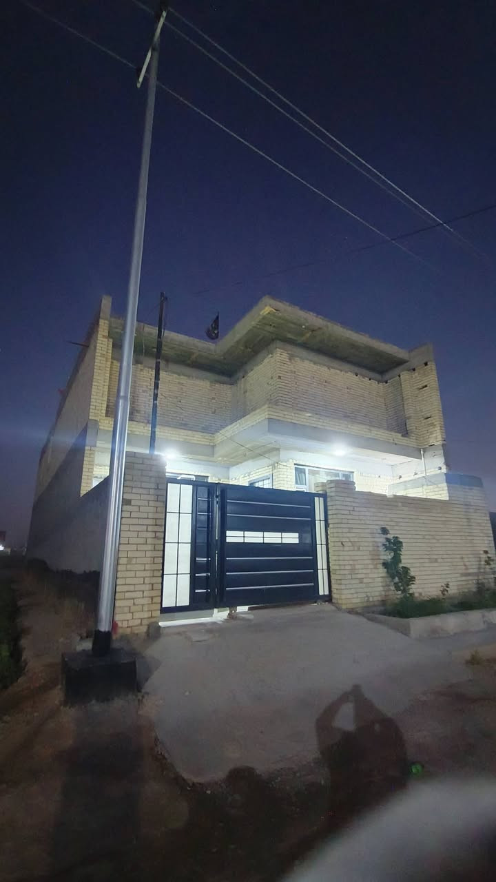 السلام عليكم
@الموقع الاصداميات 
بيت 250 متر نزال 25 واجهية 10 طابو مُلك صرف مكون من استقبال و غرفتين نوم سويت و غرفة عاديه و مطبخ و صاله و صحيات كامله طابق ثاني نفس بناء الطابق الارضي  لاكن الطابق الثاني هيكل فقط دون استاره و بيتونه 
استقبال 9*4.5
مطبخ 7*5.5
غرفة نوم اولى سويت  6*5
غرفة نوم ثانيه 4*4.5
صحيات داخليه 3*2
يحتوي على ثلاث مناور للتهويه  وصحيات خارجيه بناء حديث تم السكن بشهر 1 بناء درجه اولى  چص و بورك بورسلين ابواب قاصه خارجيات و داخلين تركيه شبابيك pvc اسود  
للاتصال  عبر الارقام التاليه: 
***********
***********
Abu Sultan AL Shammari
